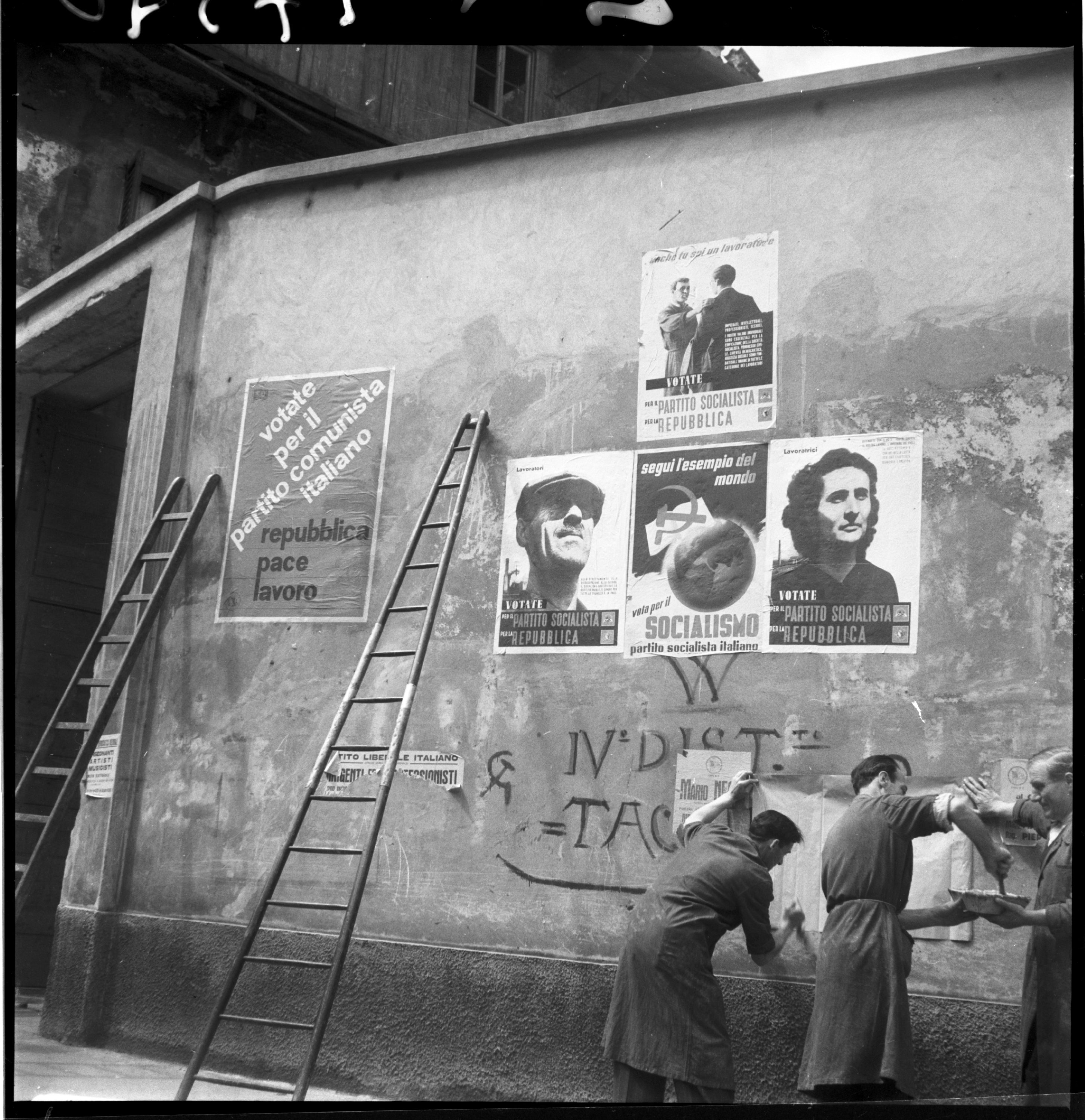 Affissione di manifesti di propaganda politica in vista delle elezioni del 2 giugno 1946 per scegliere i deputati dell'Assemblea costituente e votare al referendum istituzionale "monarchia-repubblica"