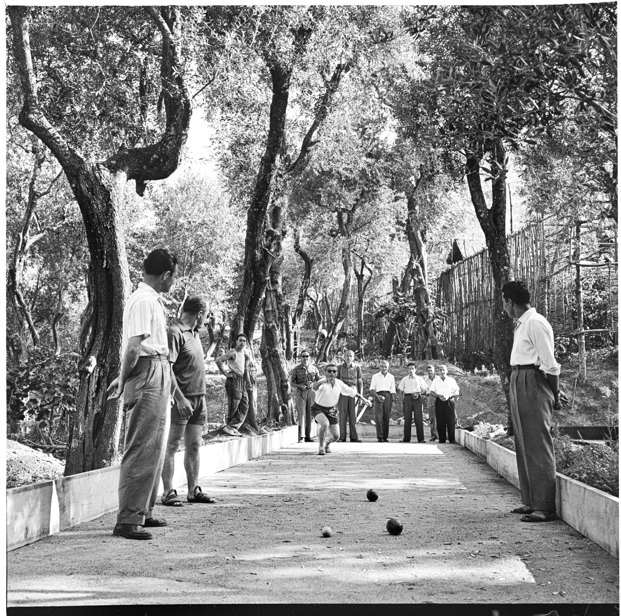 Dipendenti Montecatini giocano a bocce nella casa di soggiorno a Seiano (Napoli), 15-16 luglio 1954  Fotografia di Tino Petrelli – Publifoto   