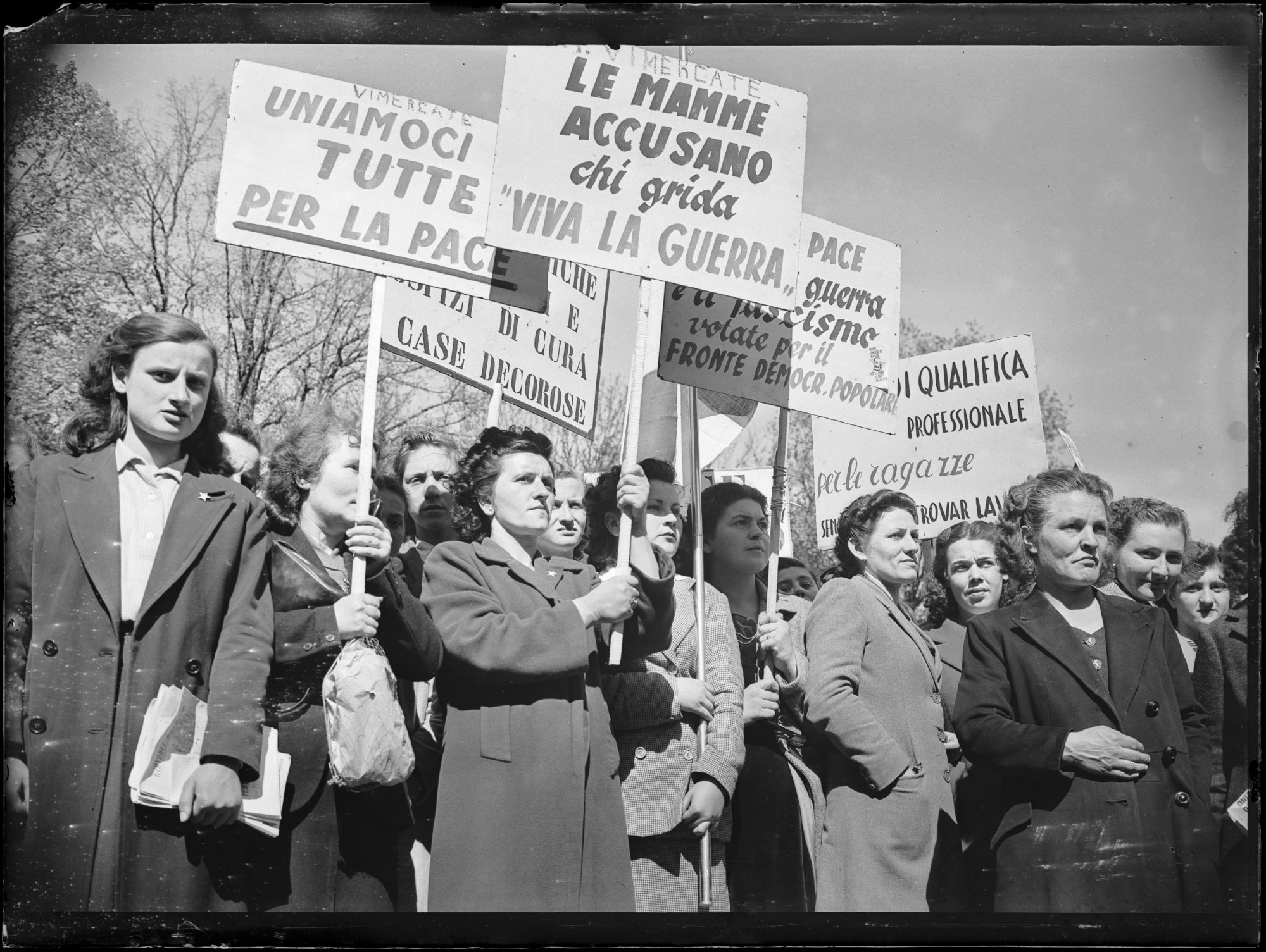 Corteo delle donne per la pace. Milano, 10 aprile 1948.  Fotografia di Publifoto. 