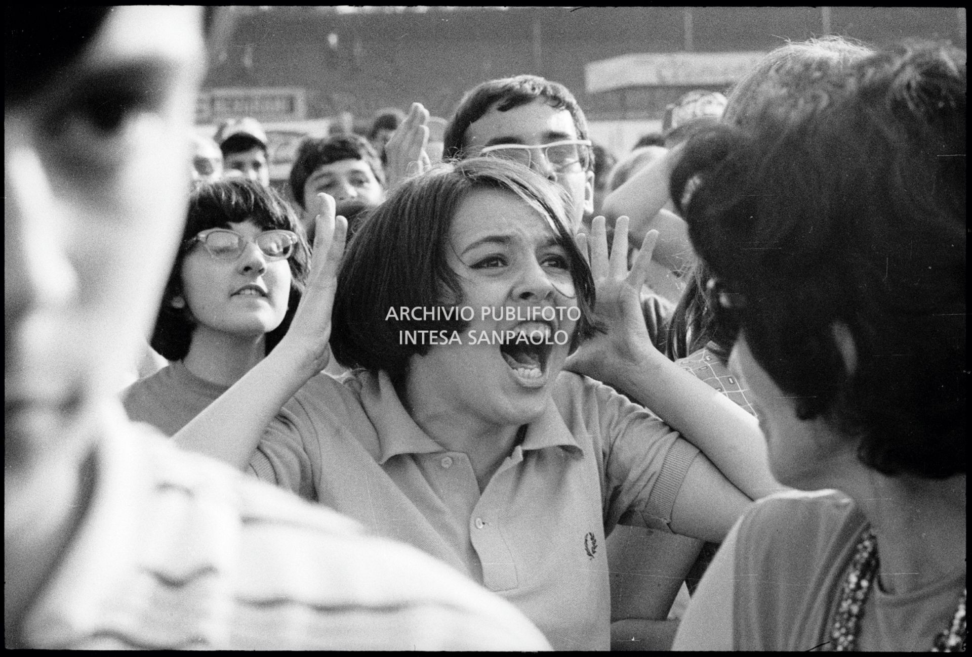 Una ragazza in delirio tra il pubblico al concerto pomeridiano dei Beatles al Vigorelli di Milano, 24 june 1965, Cossu, Sergio, Pavone, Eugenio, Publifoto