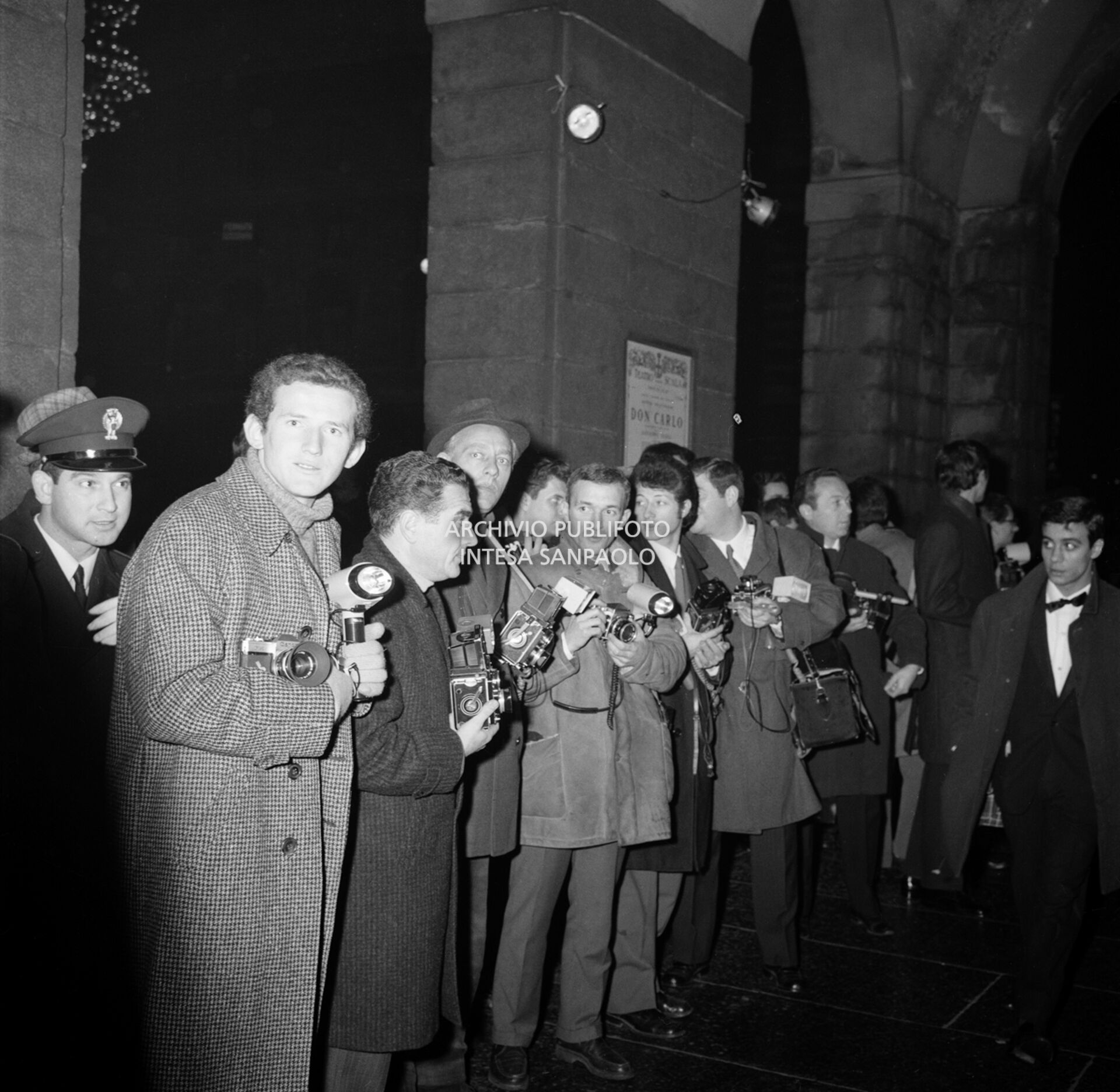 Fotografi assiepati fuori dal Teatro alla Scala la sera dell'inaugurazione della stagione lirica 1968-1969, che fu aspramente contestata, da giovani del Movimento studentesco, con lancio di uova marce e vernice sul pubblico in entrata.