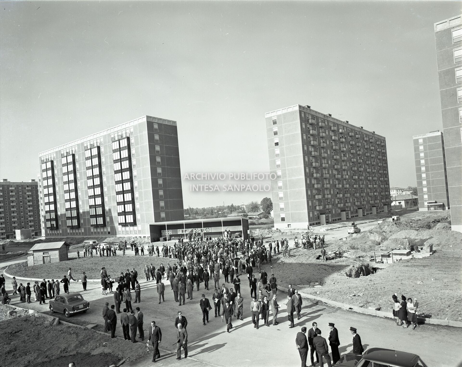 Inauguration of the first of five prefab districts in Gratosoglio in Milan: the first buildings of this type built in Italy