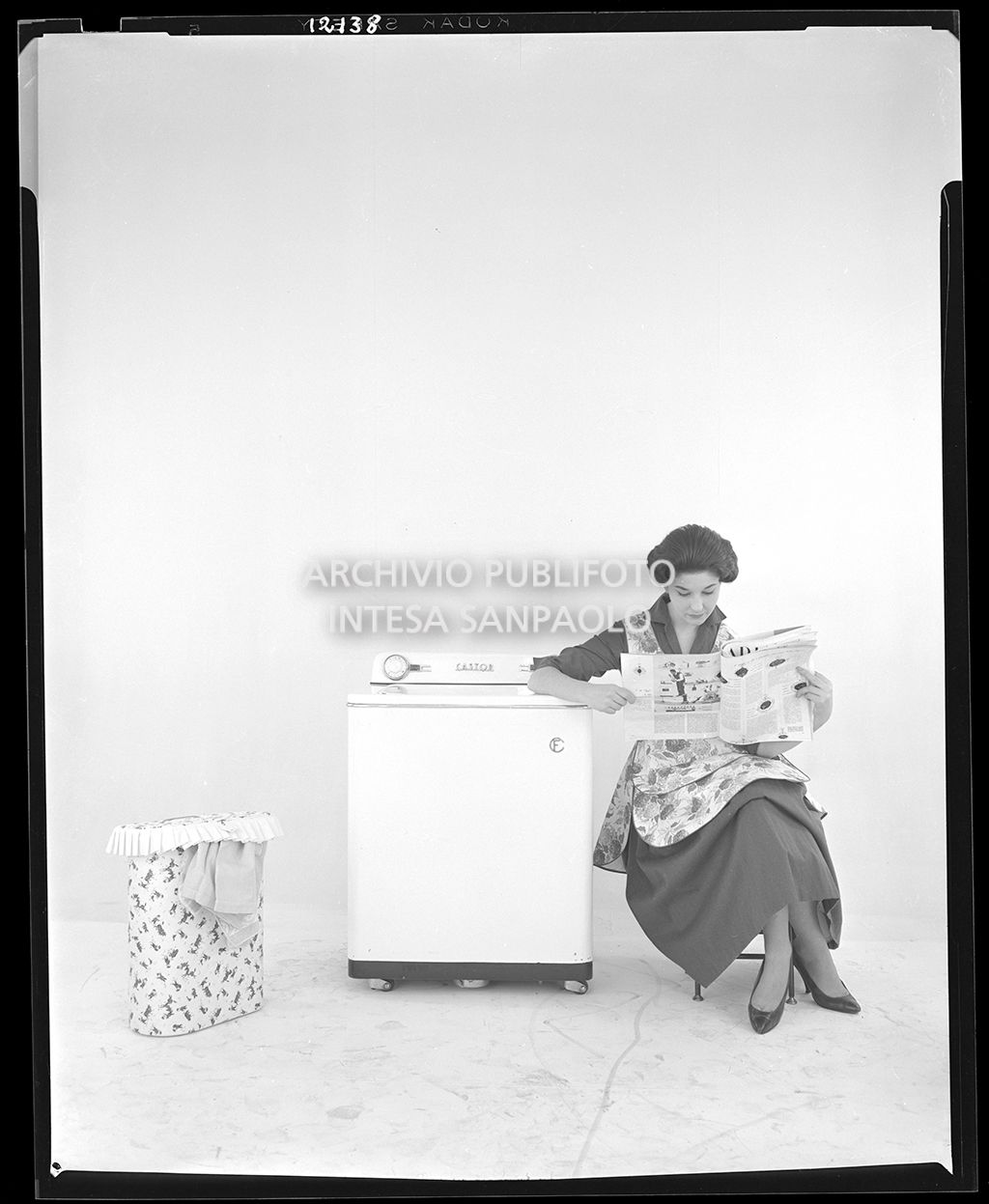 Donna che lava in lavatrice, 1957, Publifoto