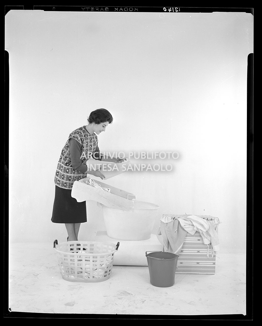 Donna che lava a mano, 1957, Publifoto