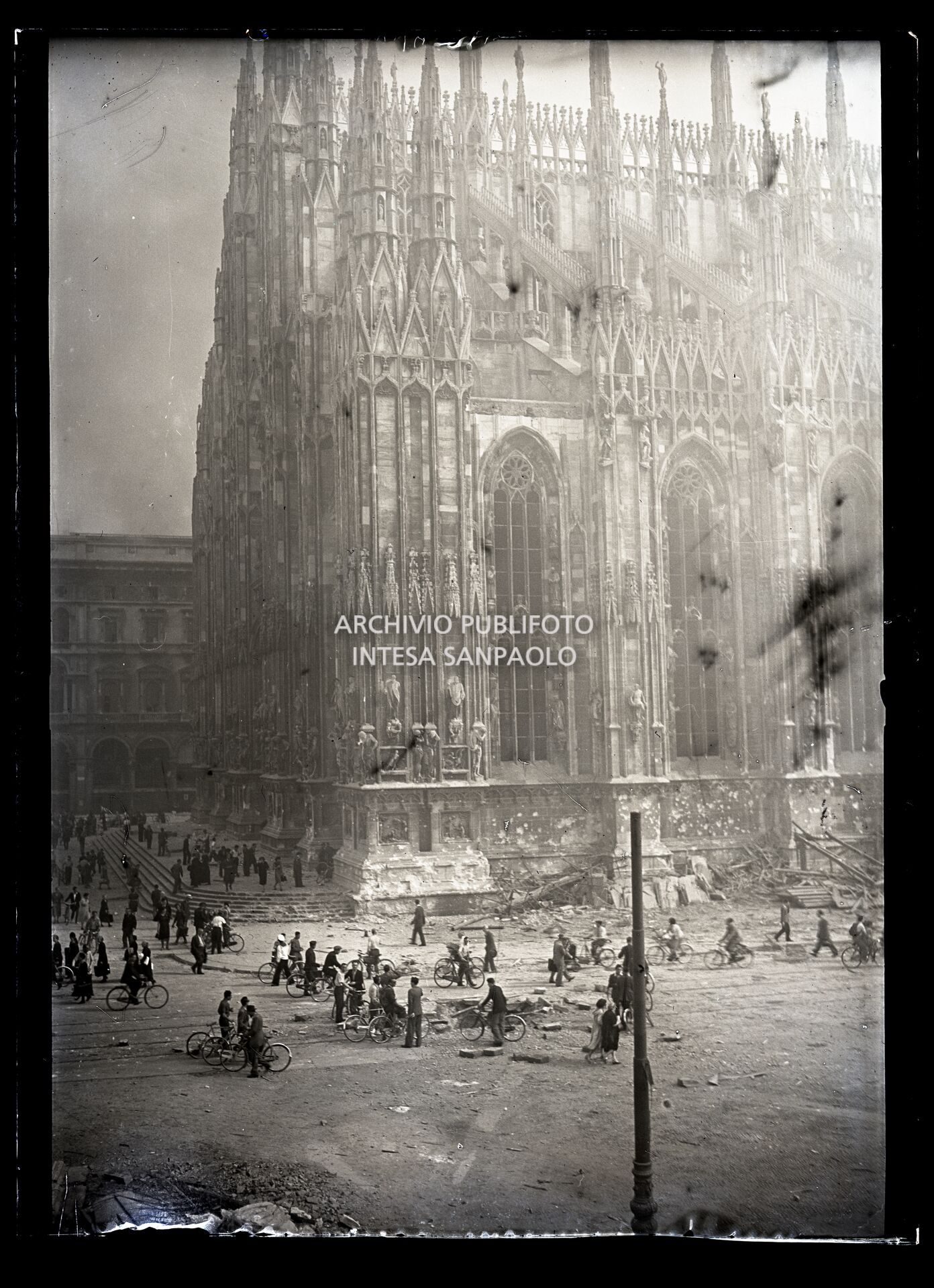 Il lato sud e il sagrato del Duomo di Milano all'indomani dei bombardamenti che hanno danneggiato la cattedrale