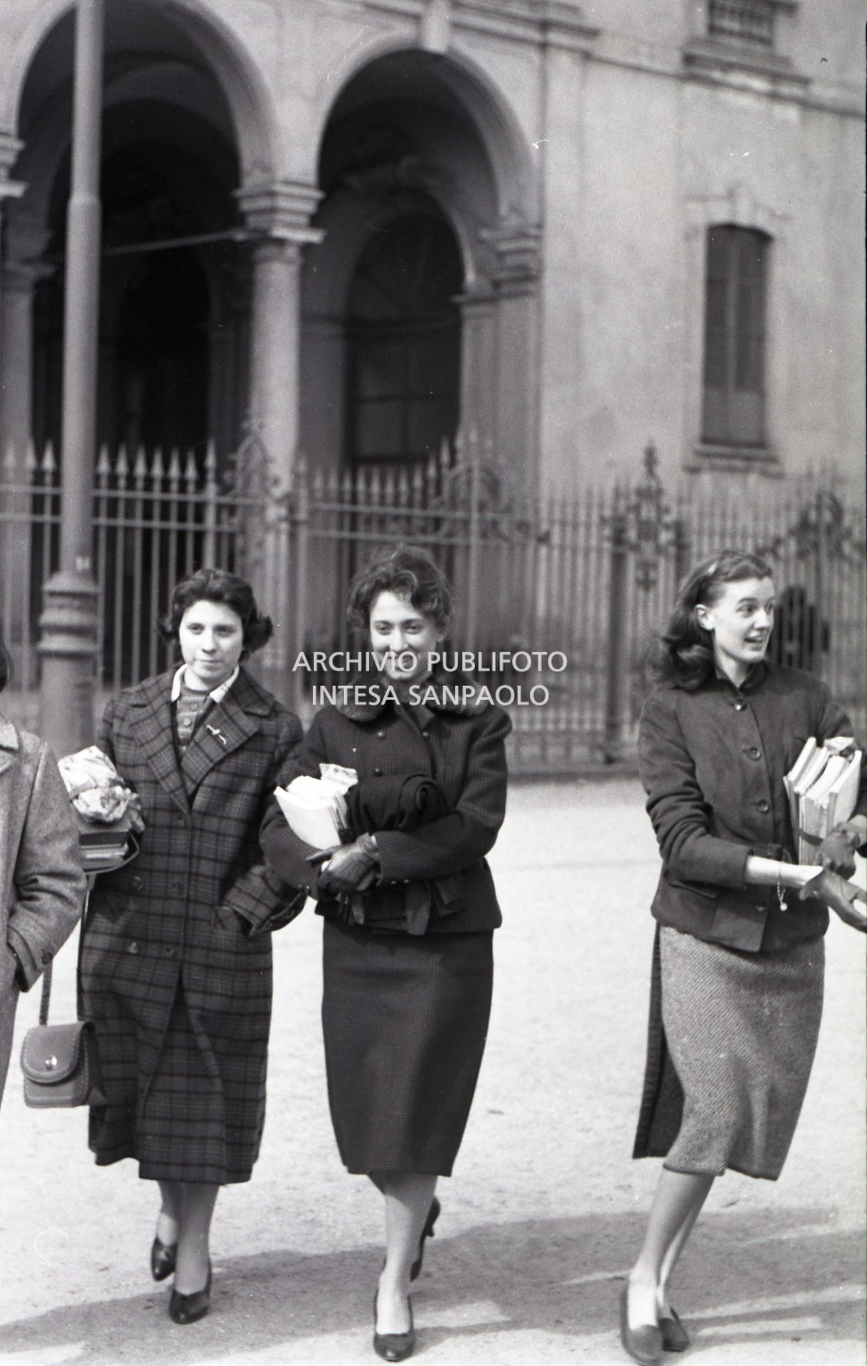 Studentesse ai Giardini Pubblici di Porta Venezia a Milano; sullo sfondo Palazzo Dugnani, sede della Civica Scuola  Alessandro Manzoni, march 1958, Novi, Angelo, Publifoto