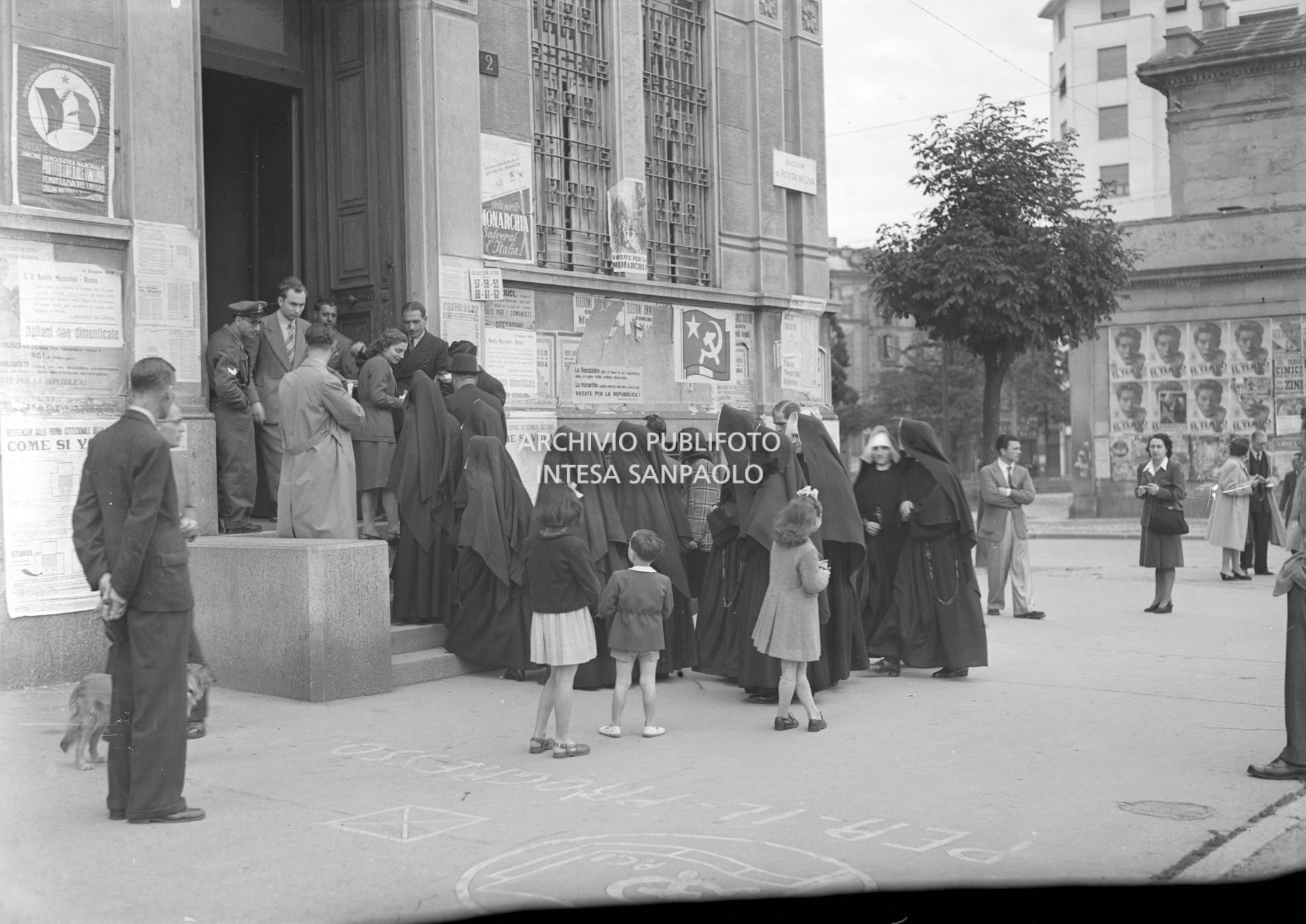 Elettrici, tra cui molto suore, e elettori in fila per votare al referendum istituzionale "monarchia-repubblica" e per eleggere l'Assemblea Costituente al seggio dei Bastioni di Porta Nuova a Milano, 02 june 1946, Publifoto