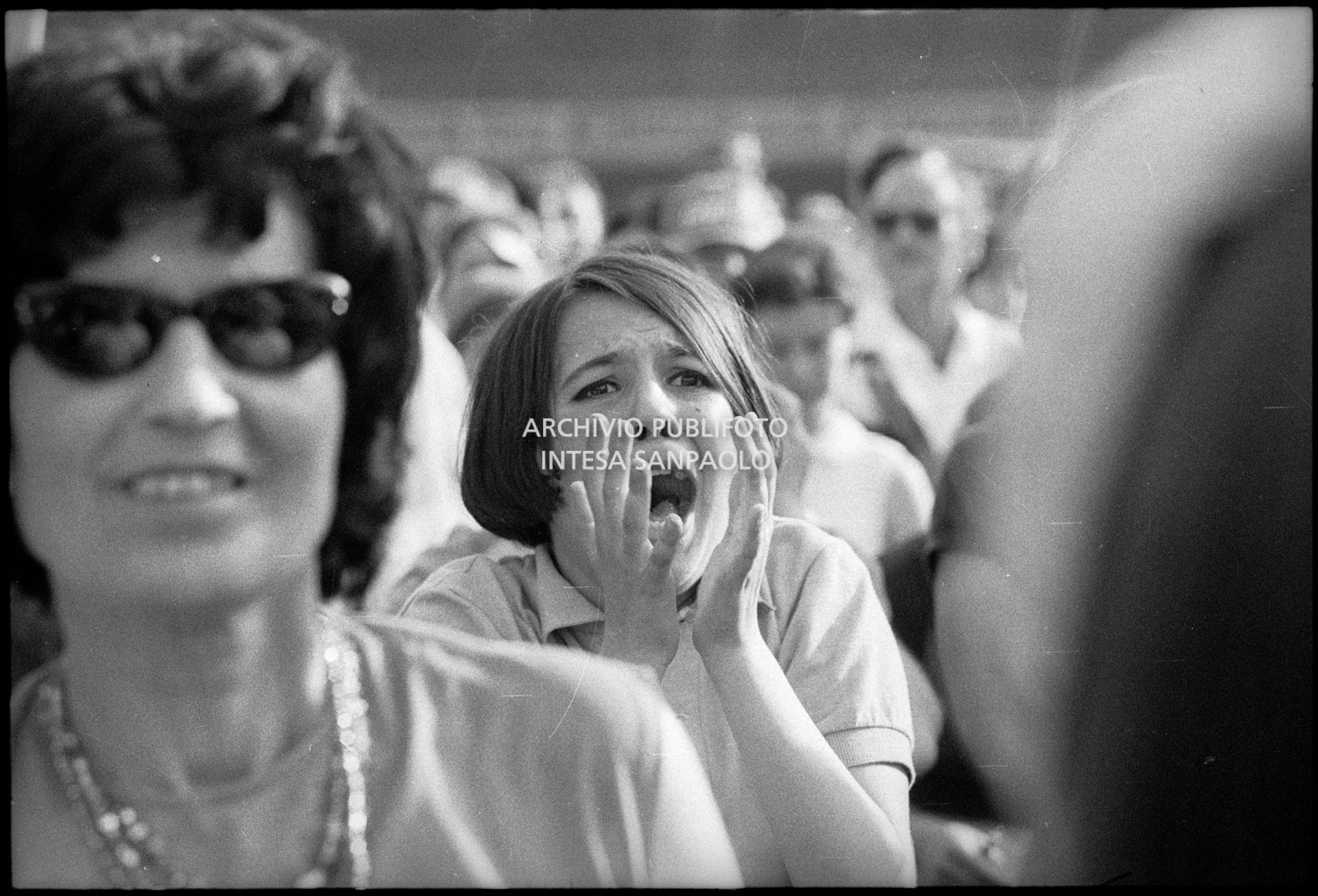Una ragazza in delirio tra il pubblico al concerto pomeridiano dei Beatles al Vigorelli di Milano, 24 june 1965, Cossu, Sergio, Pavone, Eugenio, Publifoto