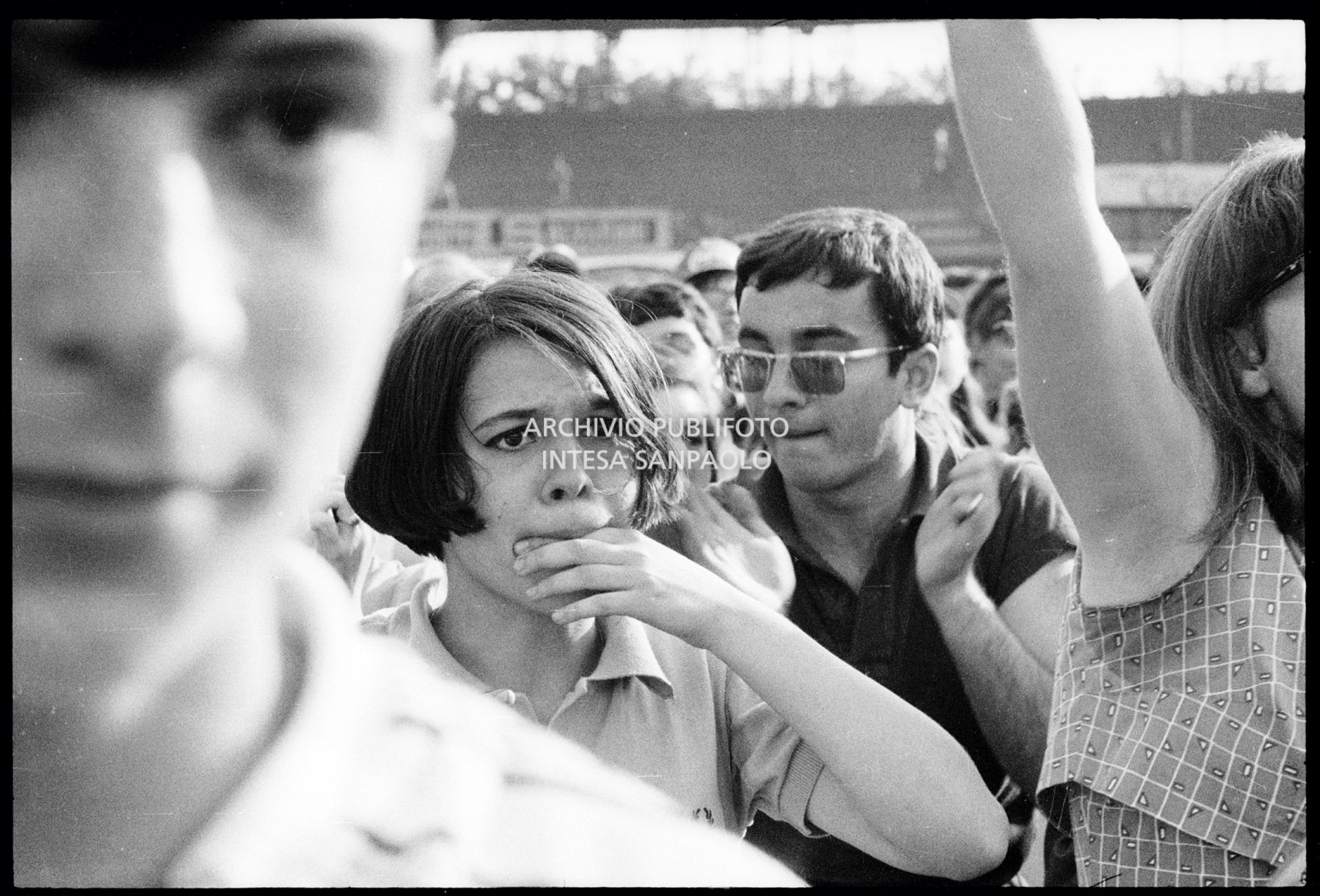 Una ragazza tra il pubblico al concerto pomeridiano dei Beatles al Vigorelli di Milano, 24 june 1965, Cossu, Sergio, Pavone, Eugenio, Publifoto