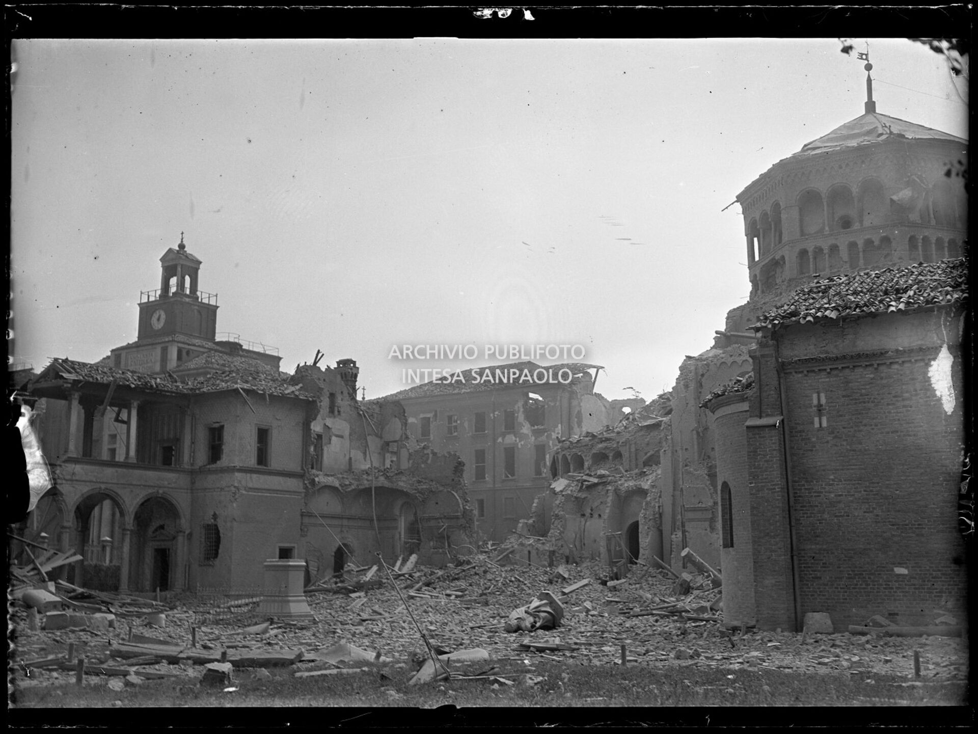 Scorcio del complesso della basilica di Sant'Ambrogio, a Milano, devastato dai bombardamenti; sullo sfondo l'Università Cattolica del Sacro Cuore