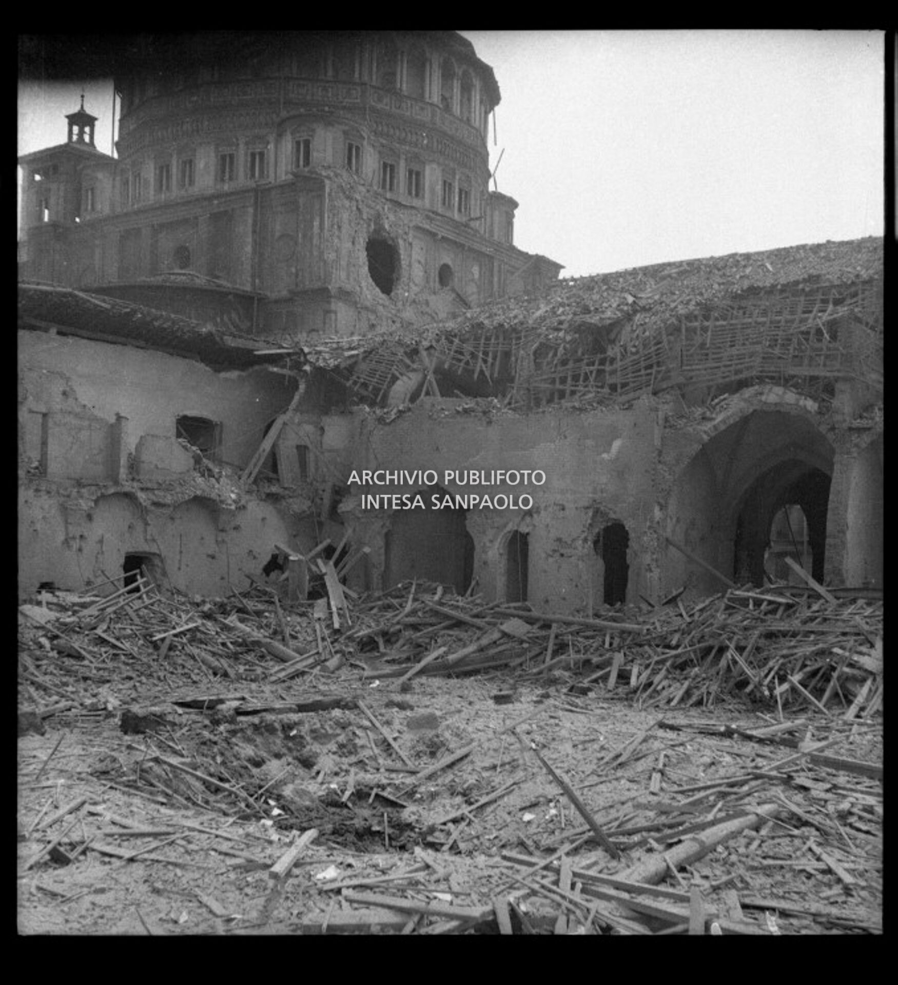 Basilica di Santa Maria della Grazie, a Milano, devastata dai  bombardamenti: la cupola del Bramante vista dal Chiostro dei morti