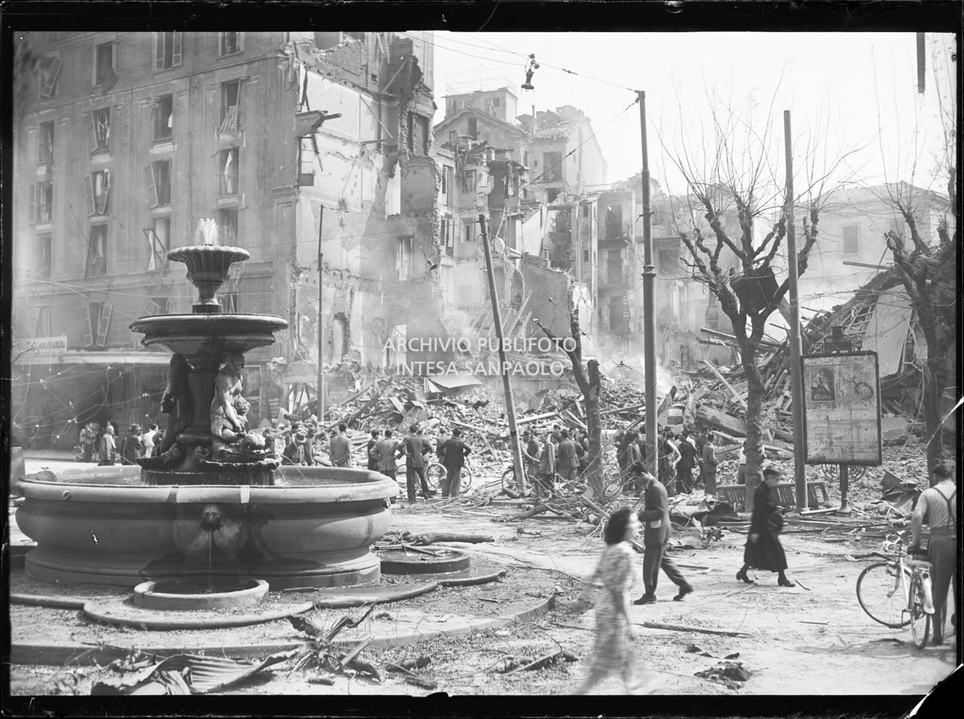 Piazza Fontana a Milano dopo i bombardamenti:  la fontana del Piermarini è miracolosamente intatta, mentre l'area circostante è devastata