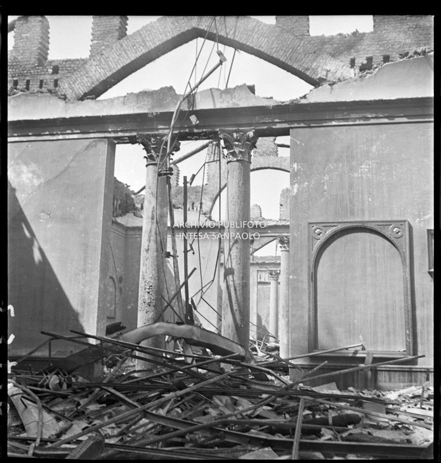 Arco gotico della chiesa di Santa Maria di Brera reso visibile a seguito dei bombardamenti