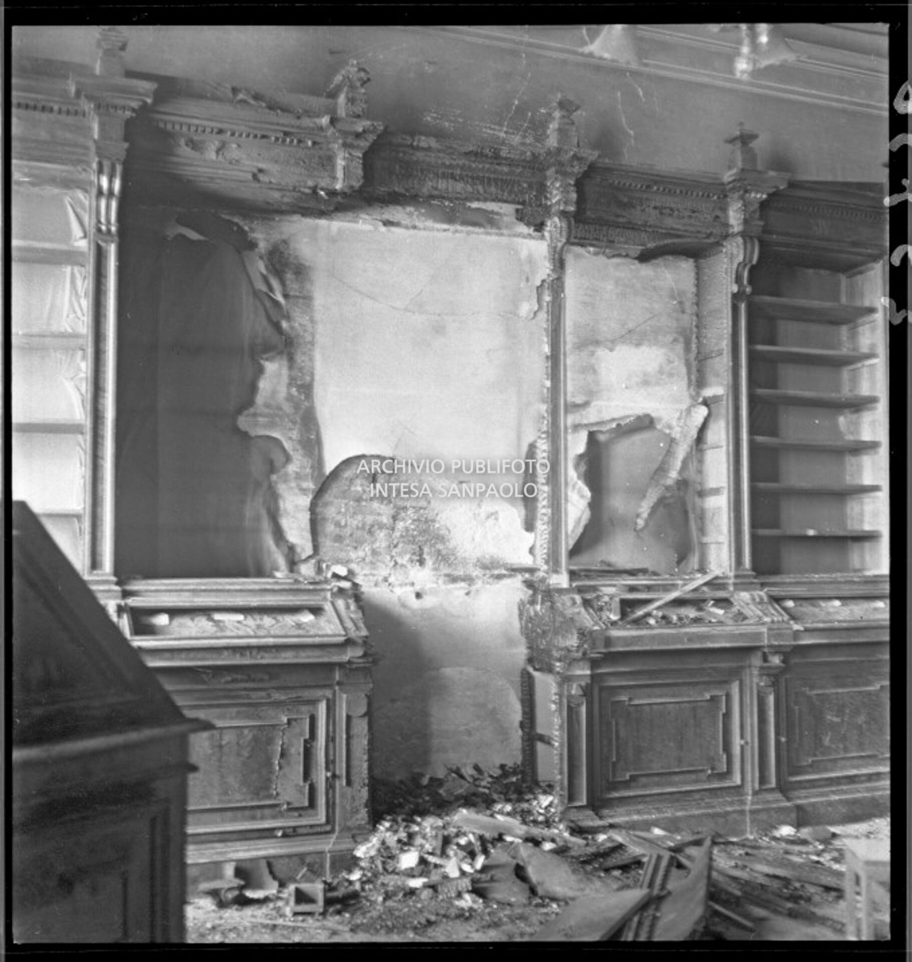 Arredi di una sala della Biblioteca Braidense distrutti dai bombardamenti