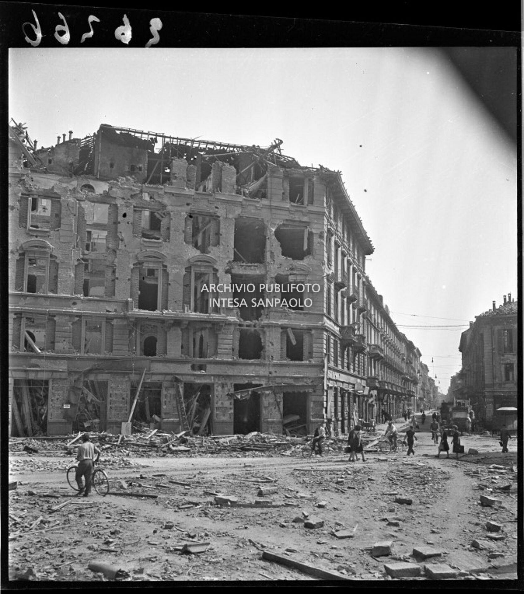 Edificio sventrato dai bombardamenti in via Luigi Canonica all'angolo con via Paolo Sarpi, a Milano