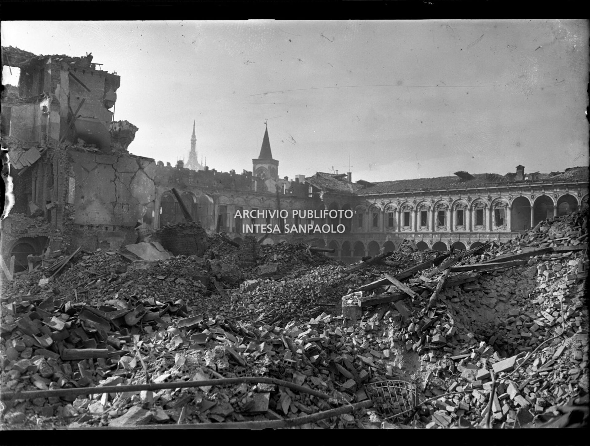 Scorcio del cortile Maggiore della Ca' Granda di Milano, parzialmente distrutta dai bombardamenti e gravemente danneggiata, ingombro di macerie.