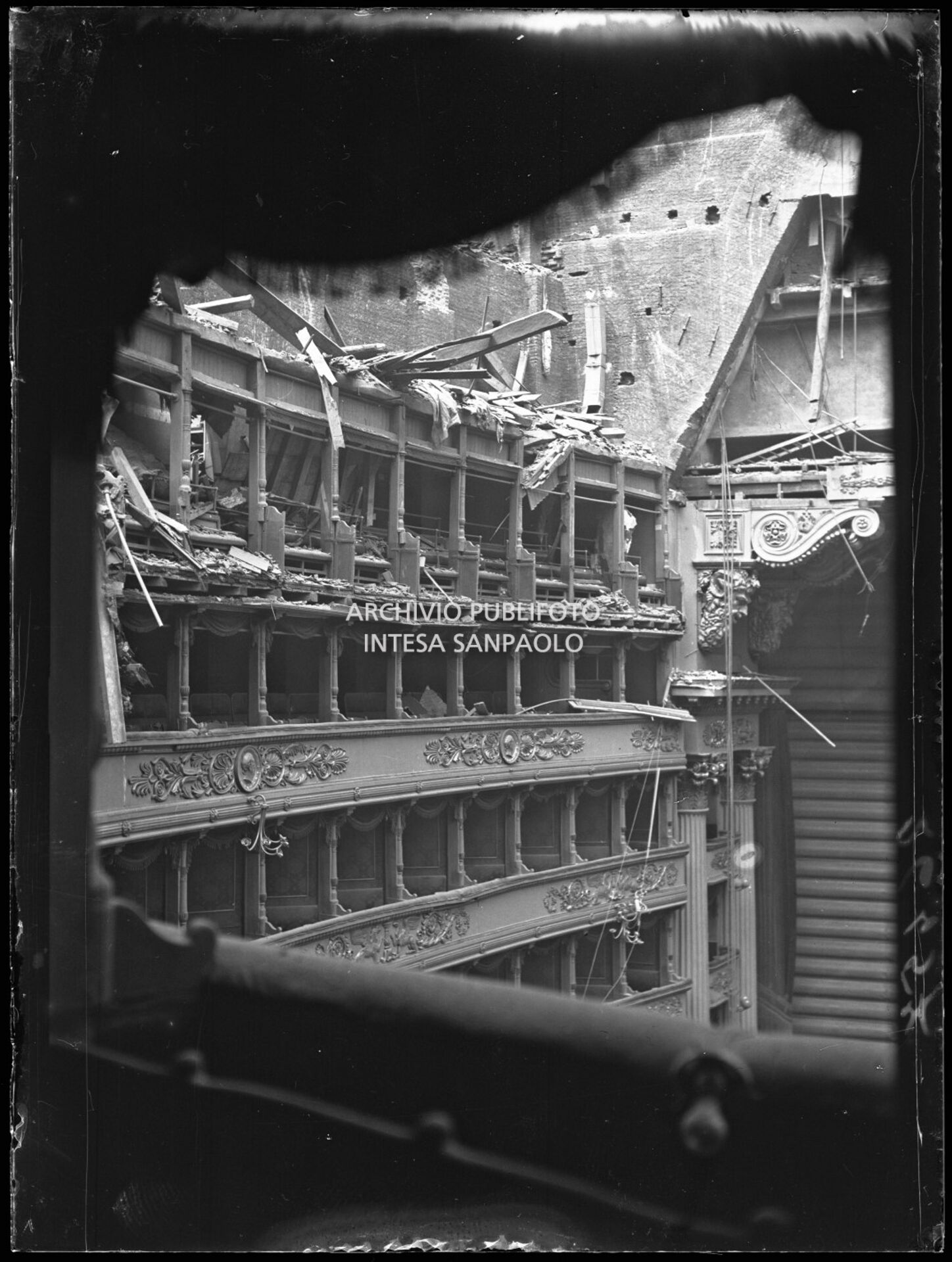 Palchi del Teatro alla Scala di Milano gravemente danneggiati dopo i bombardamenti che hanno causato il crollo del tetto e della volta centinata sottostante distruggendo in parte il quinto e sesto ordine di gallerie e danneggiando il proscenio e la platea