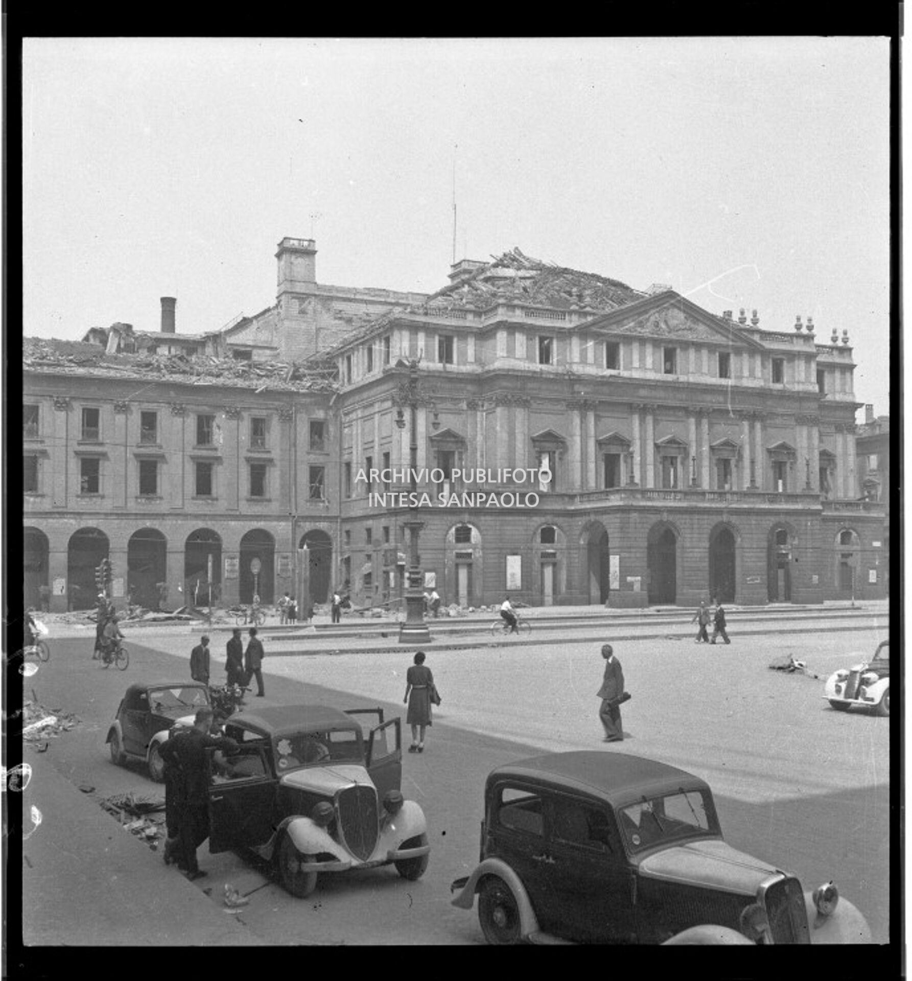 Il Teatro alla Scala di Milano gravemente danneggiato dai bombardamenti che hanno causato anche il crollo del tetto.