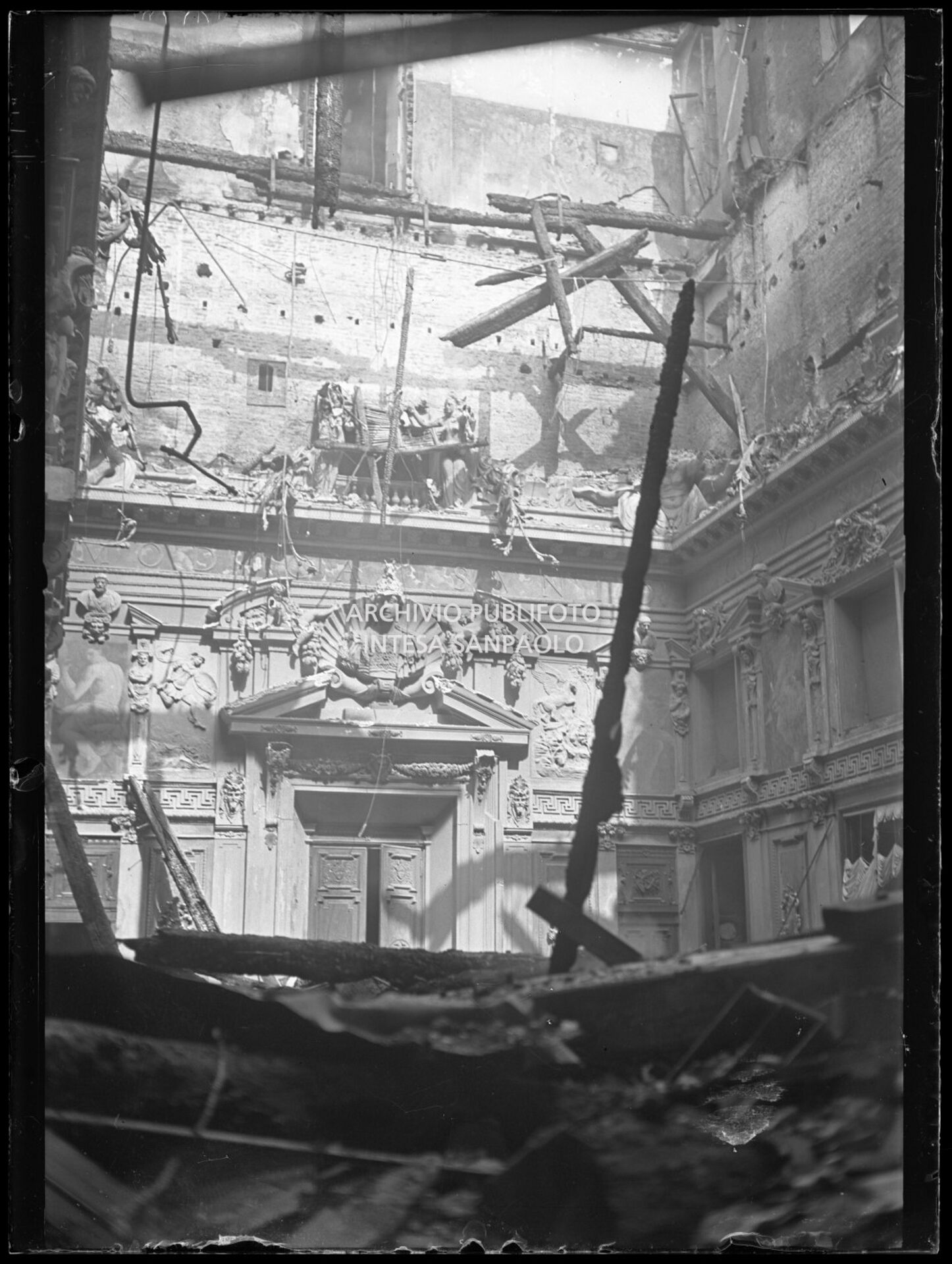 Palazzo Marino a Milano: scorcio del salone dell'Alessi e di un portale, gravemente danneggiato dai bombardamenti