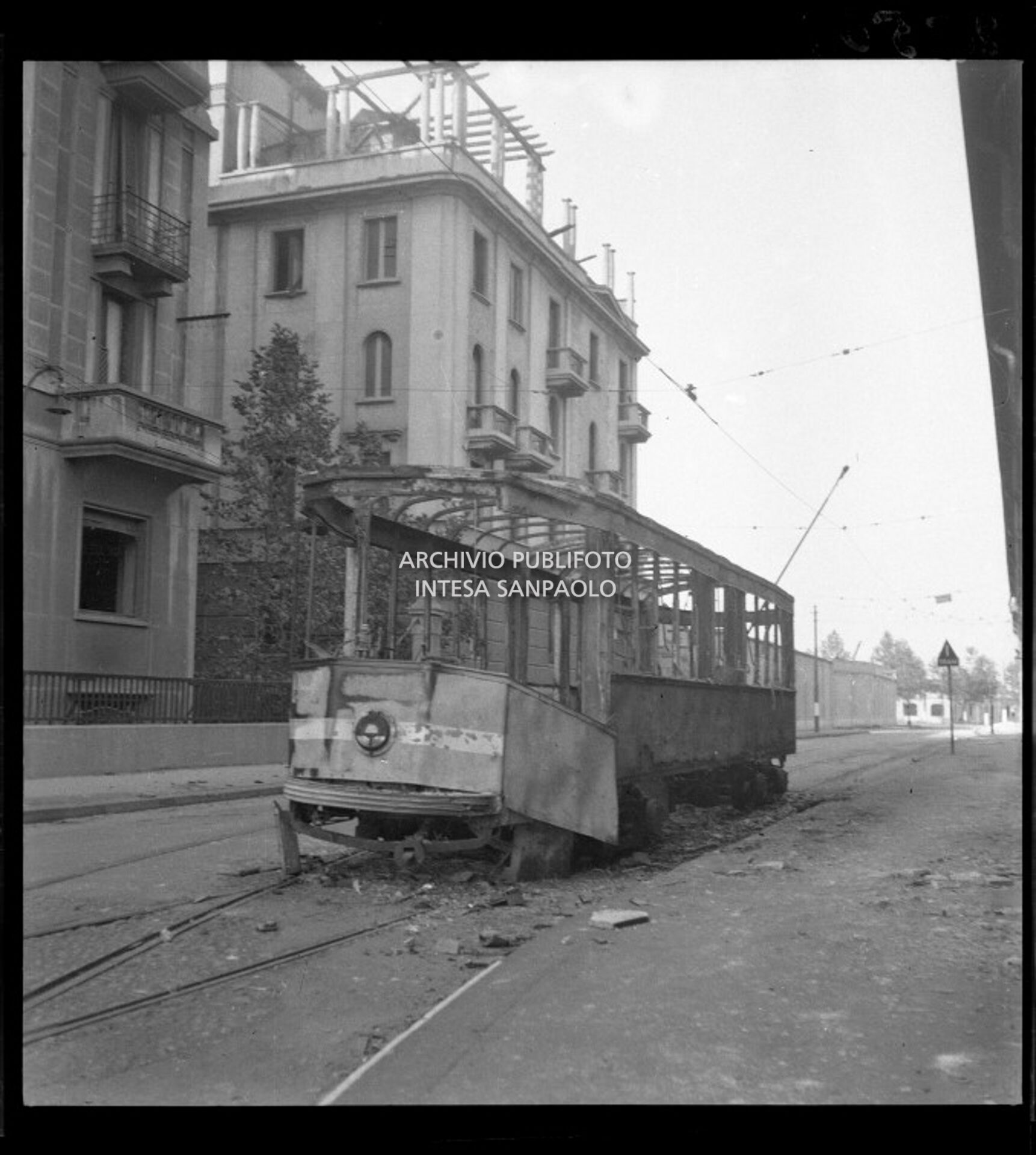 La carcassa di un tram tipo 1928 bruciato durante i bombardamenti di Milano