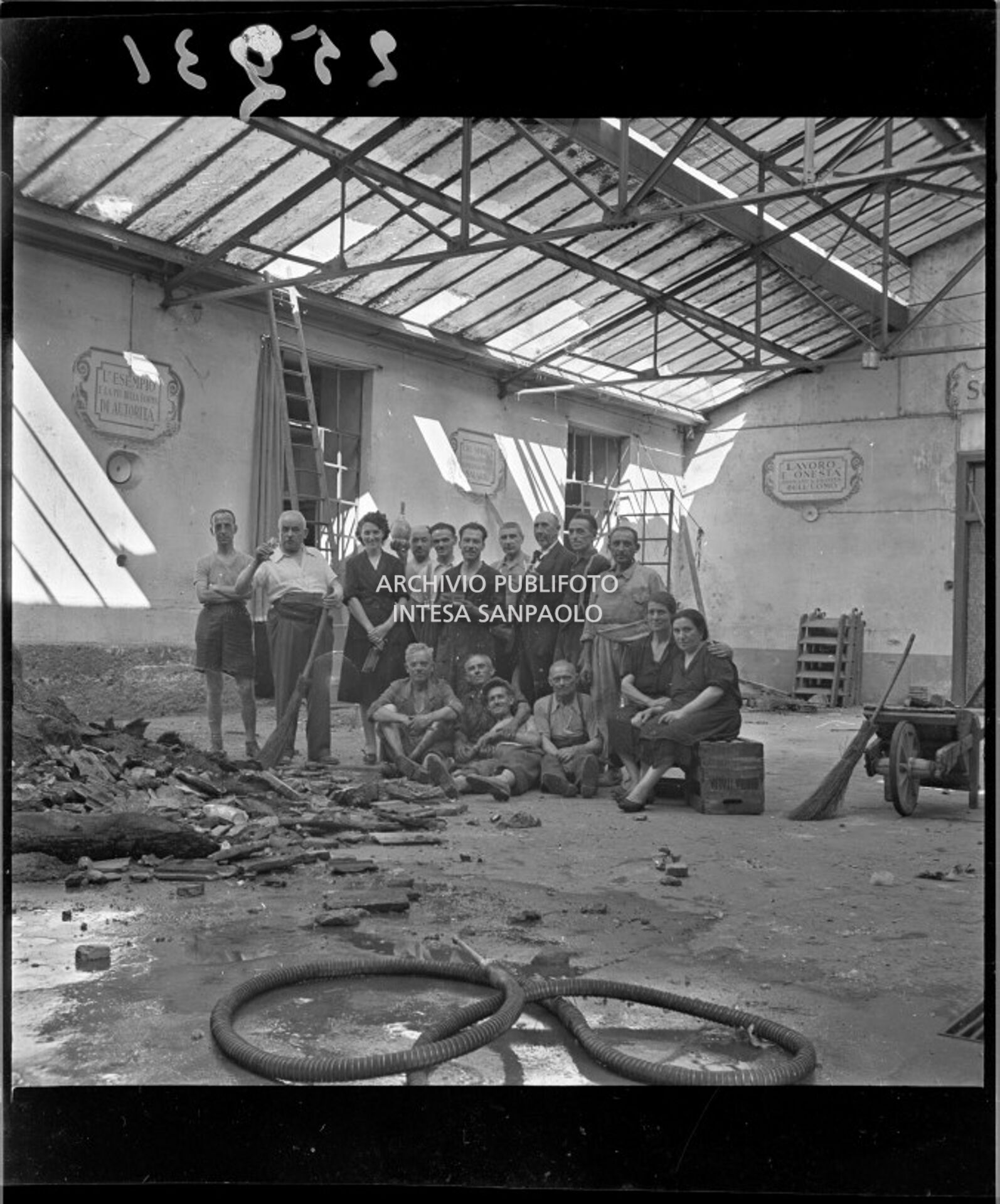Foto di gruppo presso l'impresa di vini e liquori Luigi Renzini danneggiata dai bombardamenti
