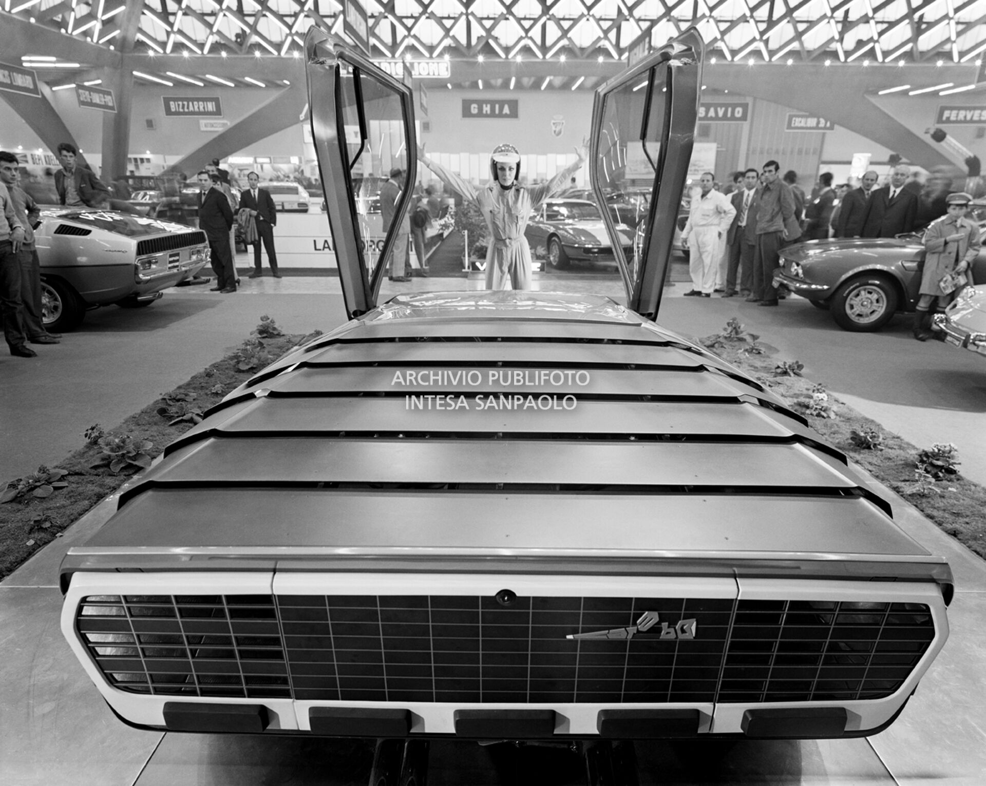 50° Salone dell'Automobile di Torino: una modella mostra le portiere ad "ali di gabbiano" di una nuova automobile