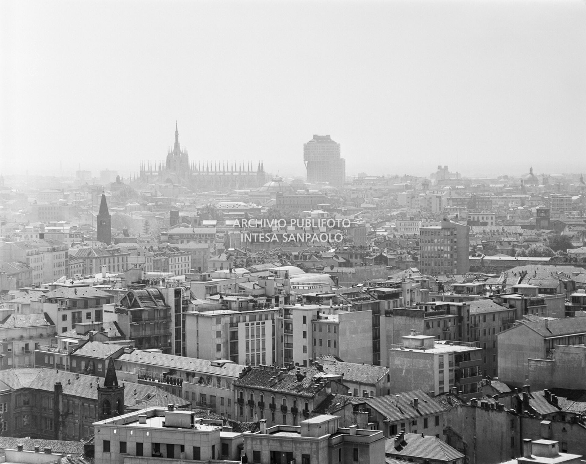 Ripresa dall'alto di Milano, si riconoscono tra gli altri il profilo del Duomo di Milano e la Torre Velasca