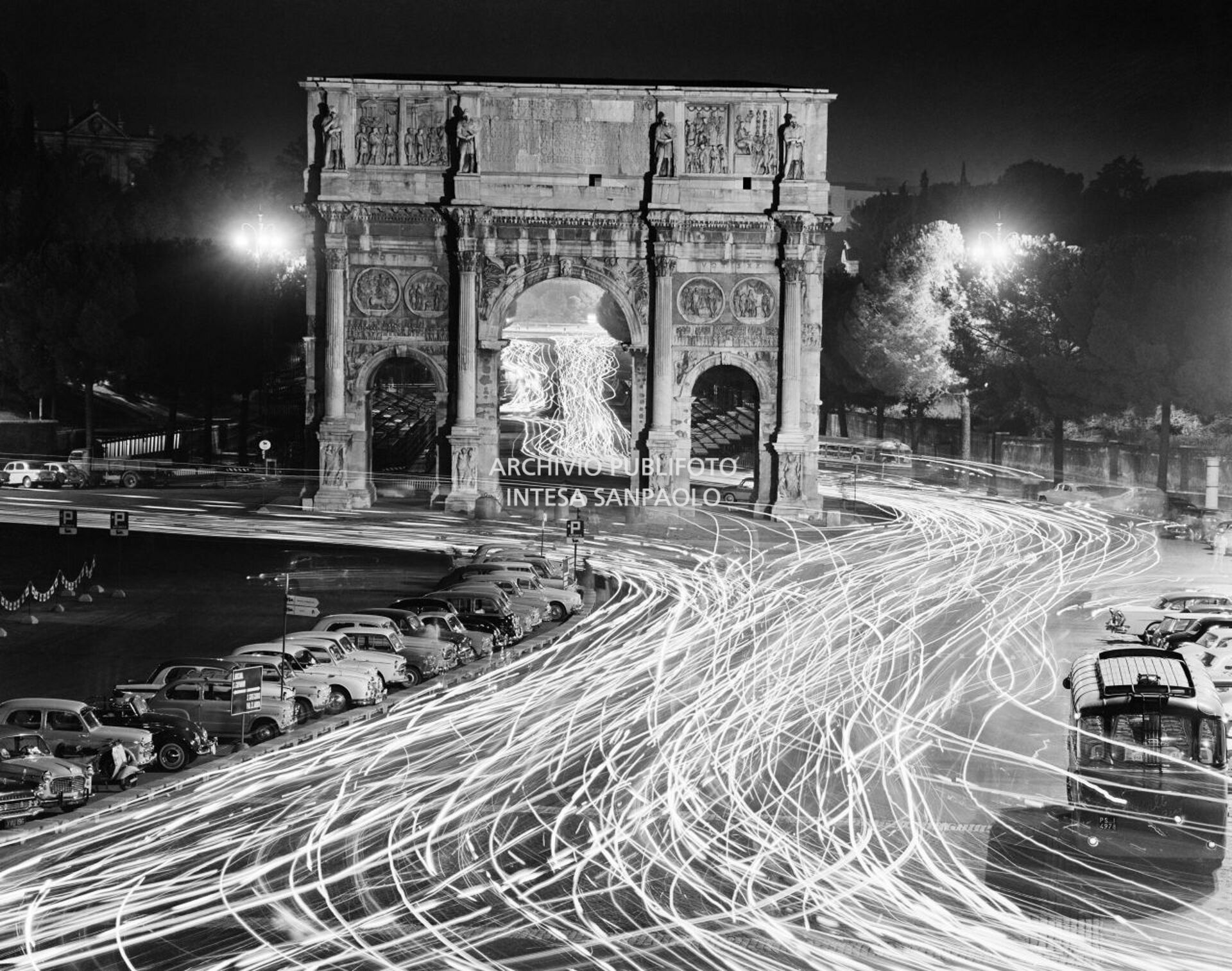 Traffico notturno presso l'Arco di Costantino a Roma