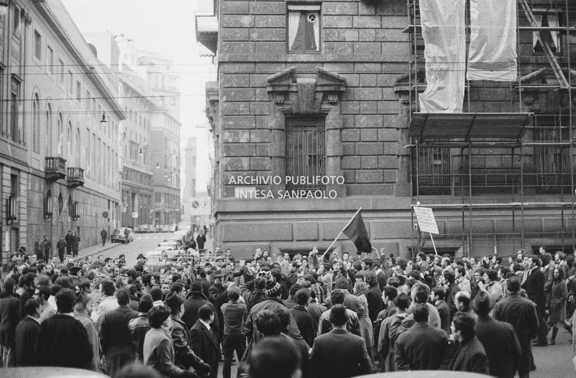 Manifestazione contro il caro casa nel giorno dello sciopero generale: dimostranti in via Larga a Milano