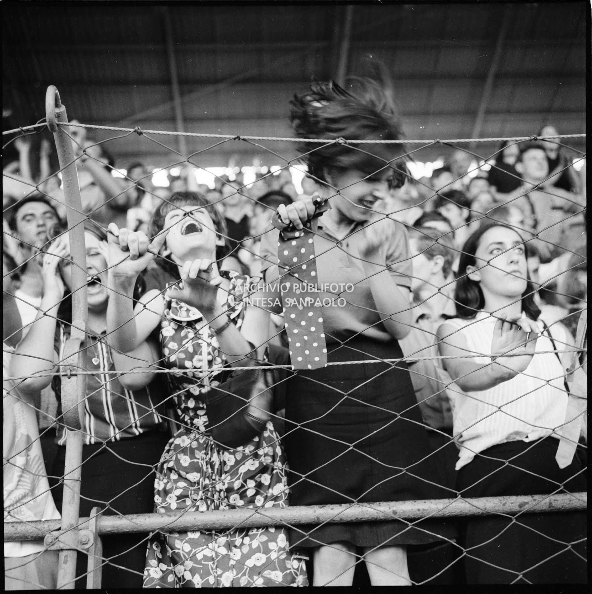 Fan scatenati sugli spalti al Vigorelli di Milano al concerto pomeridiano dei Beatles, 24 june 1965, Cossu, Sergio, Pavone, Eugenio, Publifoto