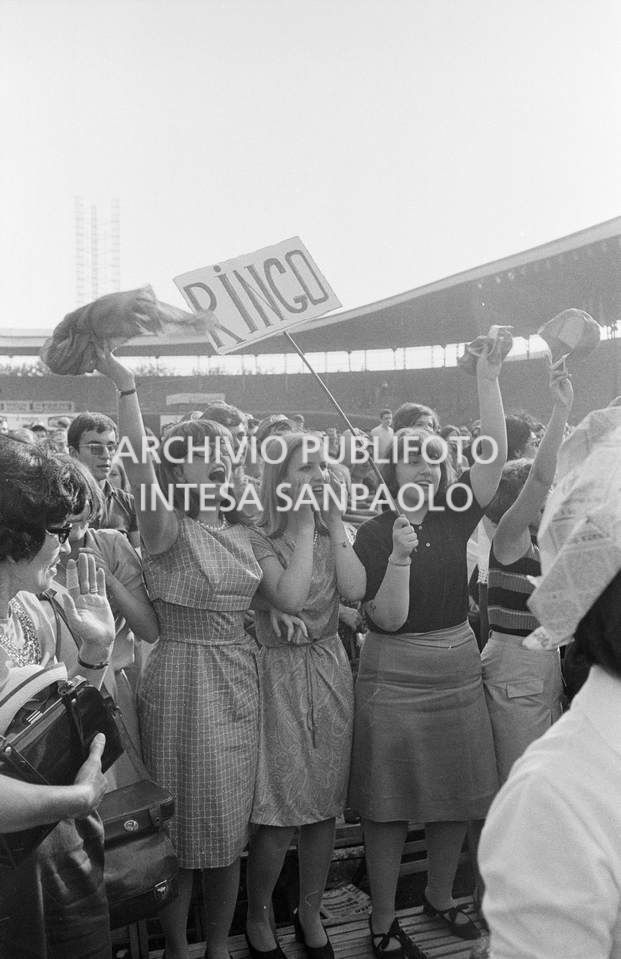 Tre sostenitrici di Ringo Starr con un cartello a lui dedicato tra il pubblico al concerto pomeridiano dei Beatles al Vigorelli di Milano, 24 june 1965, Cossu, Sergio, Pavone, Eugenio, Publifoto