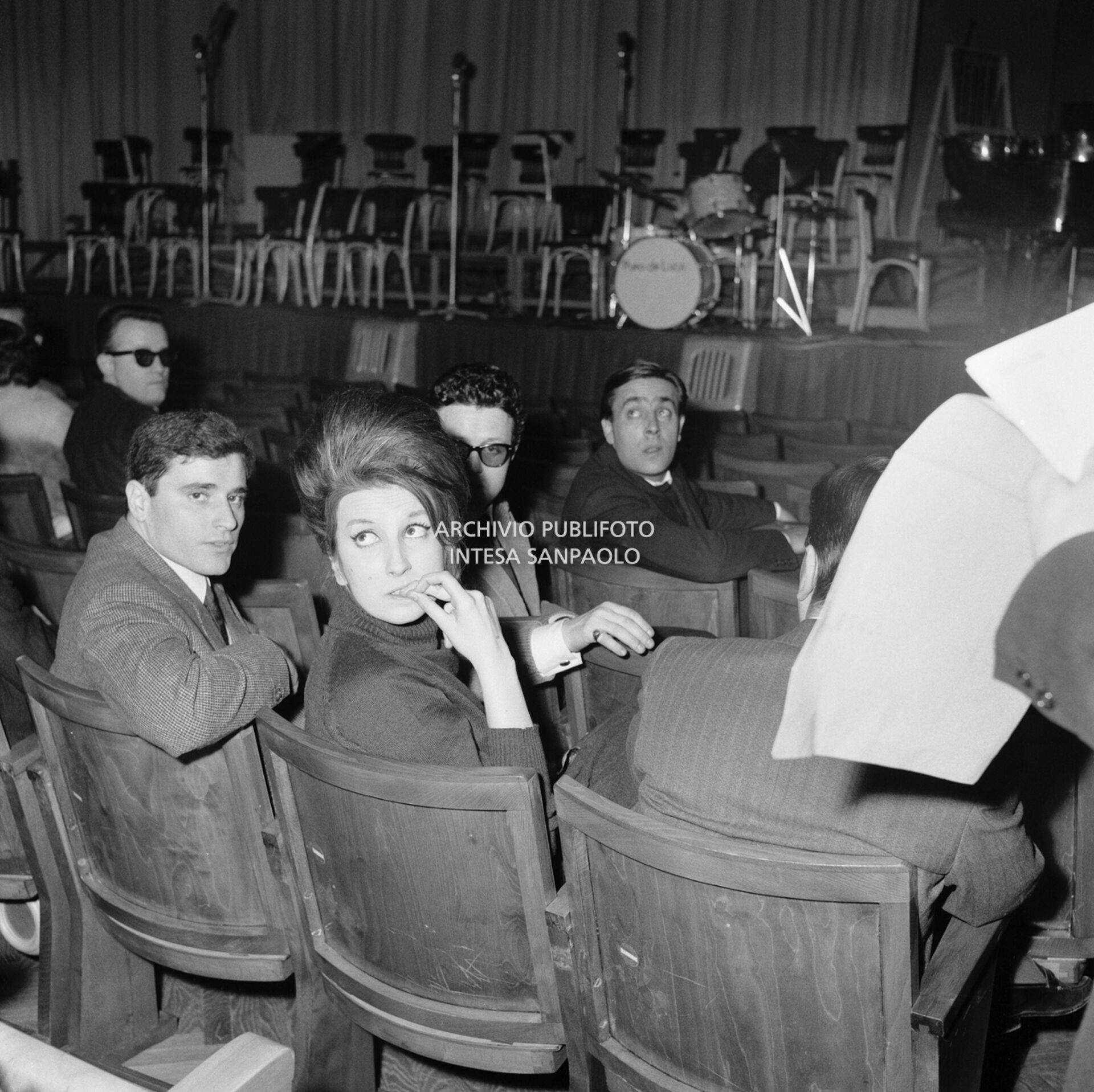 Mina, seduta in platea, durante le prove del XI Festival di Sanremo