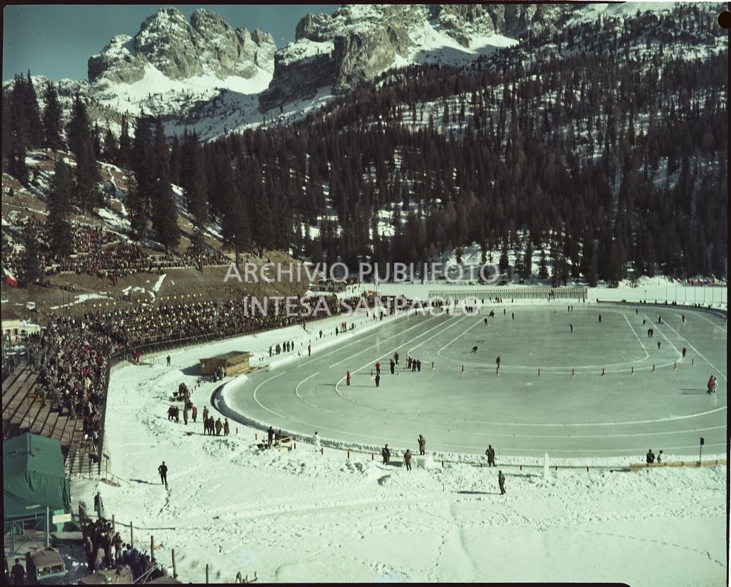 La pista di pattinaggio su ghiaccio per le prove di velocità allestita sul lago di Misurina per i VII Giochi olimpici invernali di Cortina d'Ampezzo