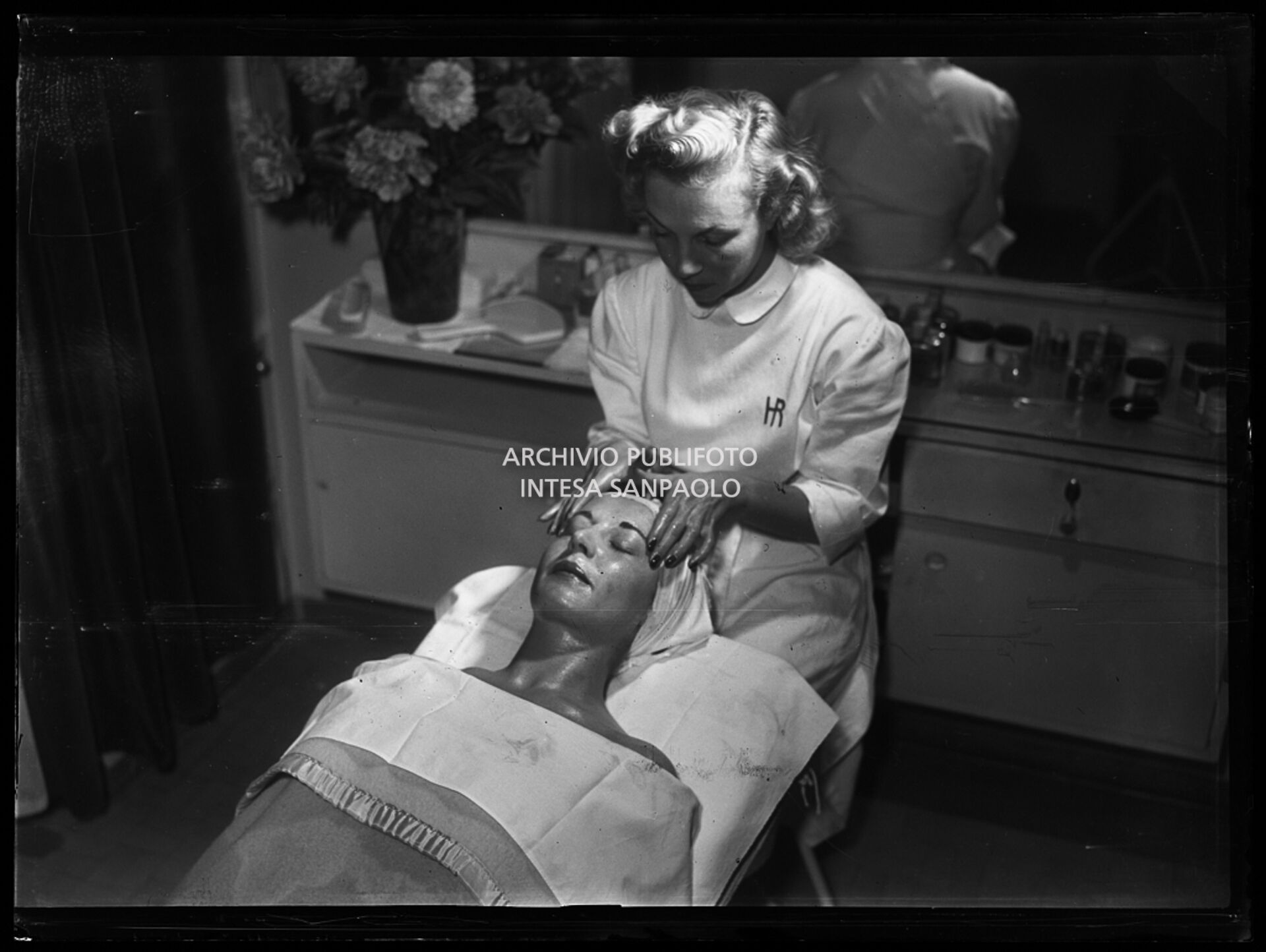 Un'estetista durante un trattamento su una cliente presso la Casa di bellezza Helena Rubinstein in via Monte Napoleone a Milano