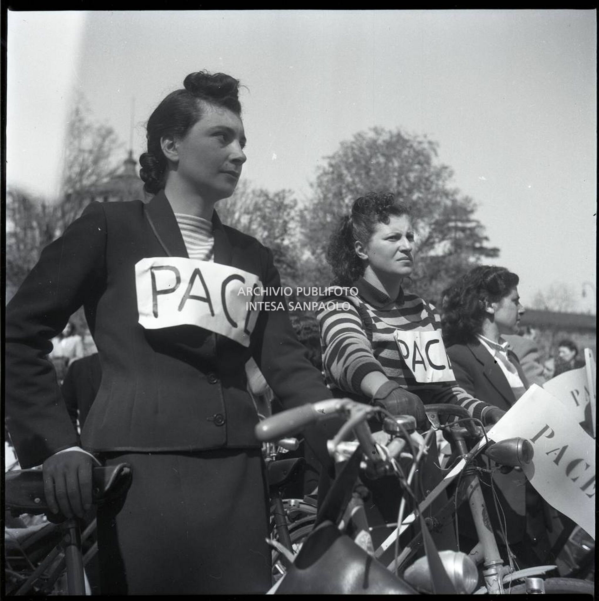 Due donne ritratte con il cartello "Pace" alla Manifestazione delle donne di Alleanza Femminile a sostegno del Fronte Democratico Popolare per le imminenti elezioni