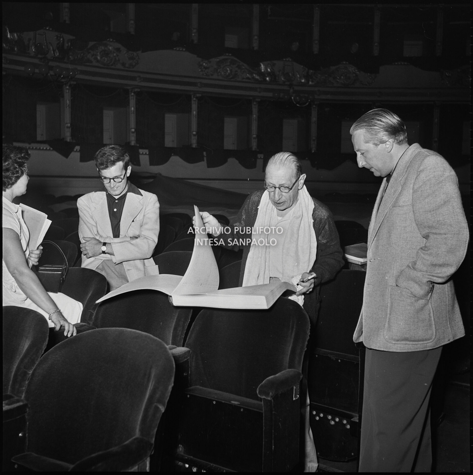 Il compositore e direttore d'orchestra Igor Stravinskij al Teatro alla Scala durante le prove di "The Rake's Progress"