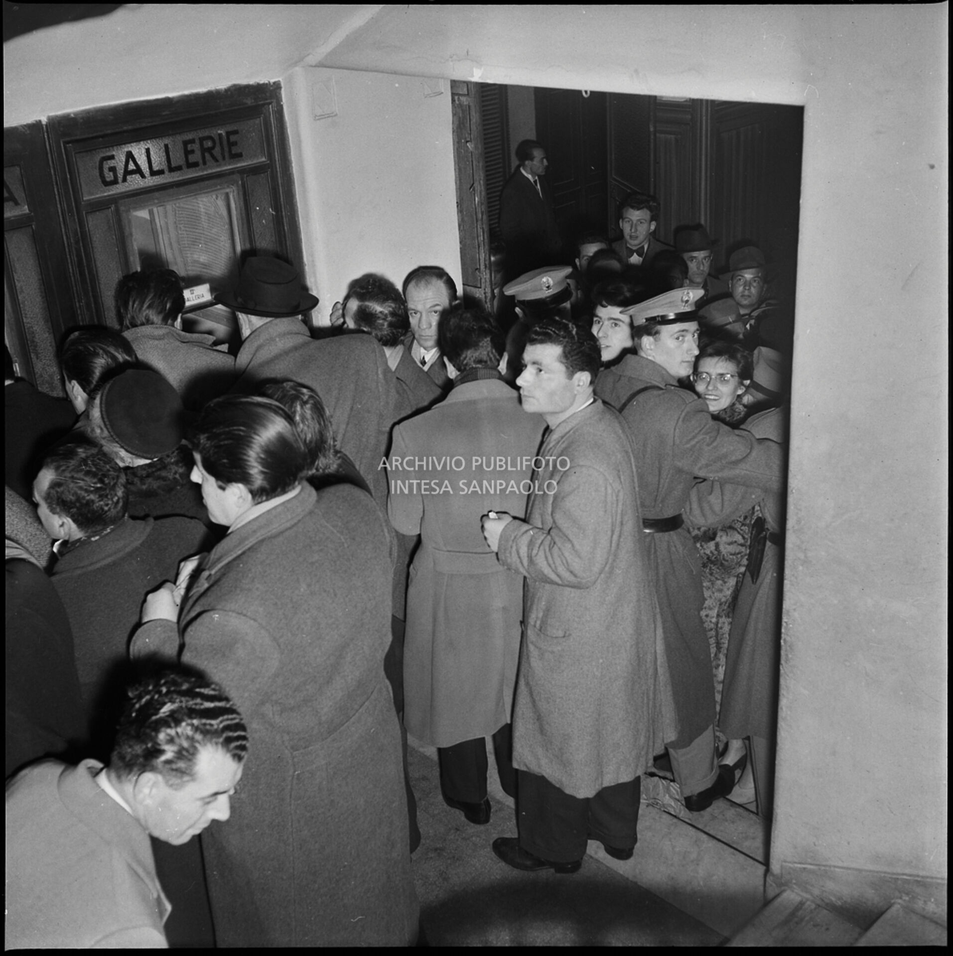 Folla alla biglietteria delle Gallerie la sera dell'inaugurazione della stagione lirica 1952-1953 del Teatro alla Scala con l'opera "Macbeth", di Giuseppe Verdi, diretta da Victor de Sabata, con la regia di Carl Ebert