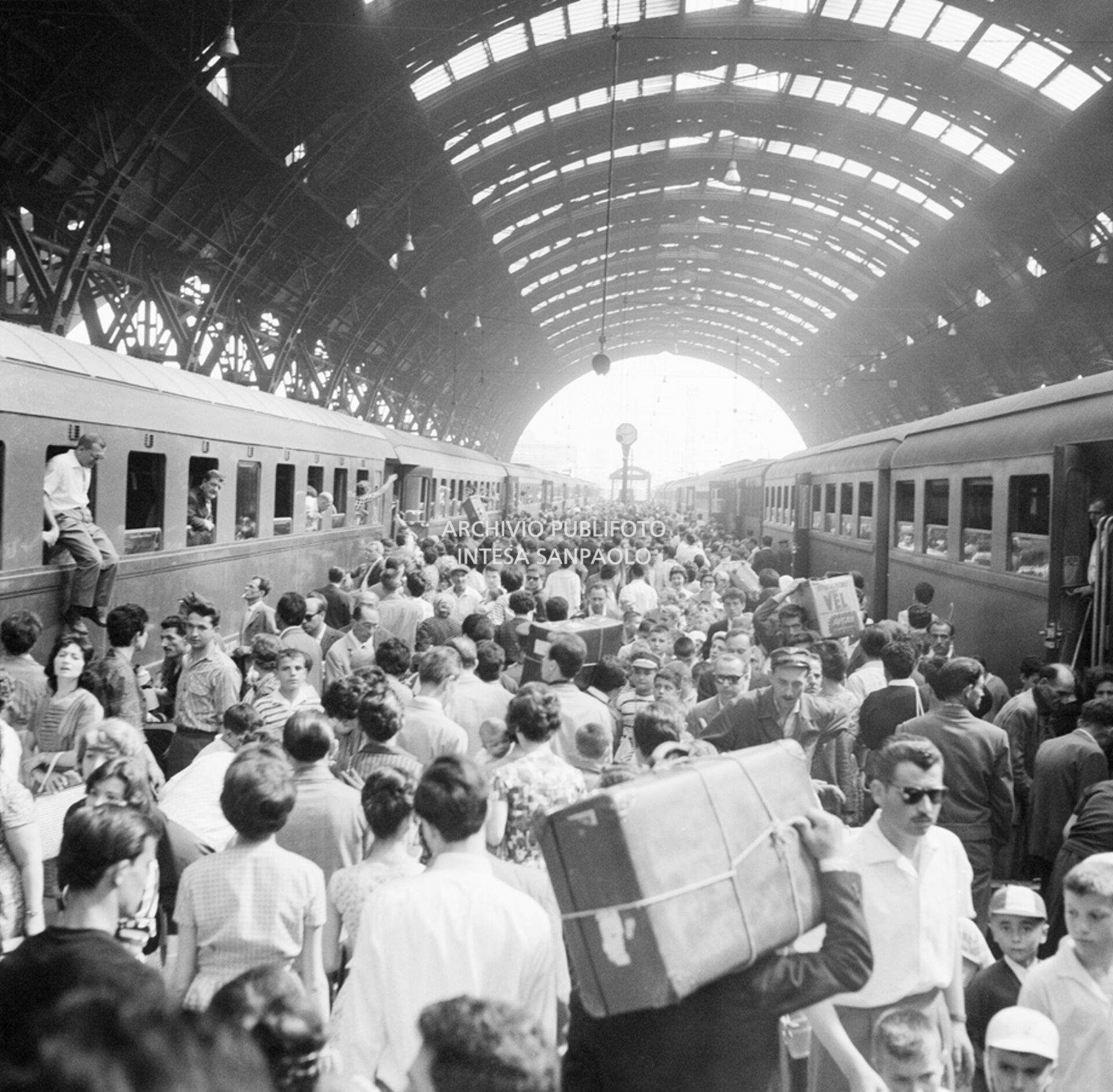 Folla sulla banchina della Stazione Centrale di Milano