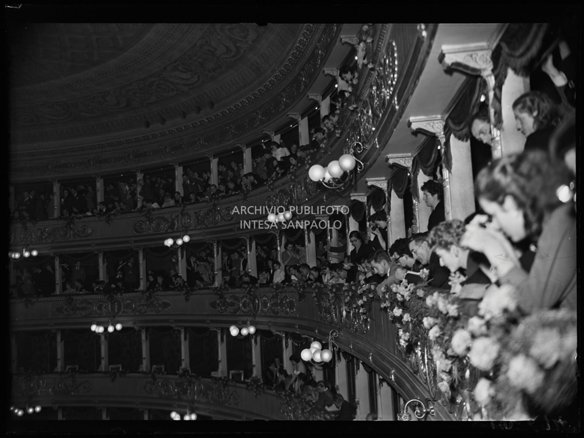 Il pubblico del loggione in occasione dell'inaugurazione della stagione lirica 1953-1954 del Teatro alla Scala con l'opera "La Wally", di Alfredo Catalani, diretta da Carlo Maria Giulini, con la regia di Tatiana Pavlova