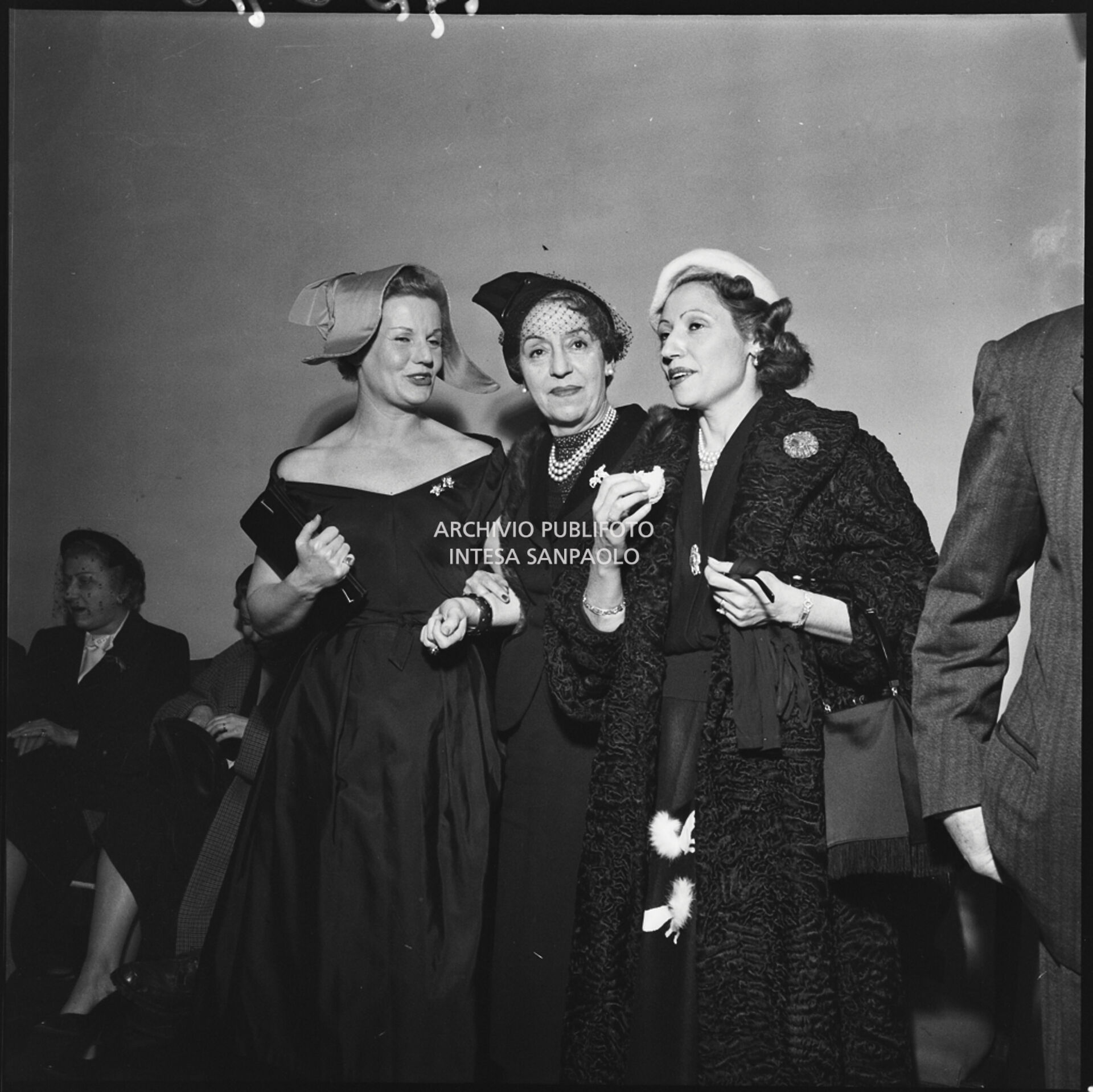 Tre donne al ricevimento con personalità del teatro organizzato dalla casa editrice Bompiani