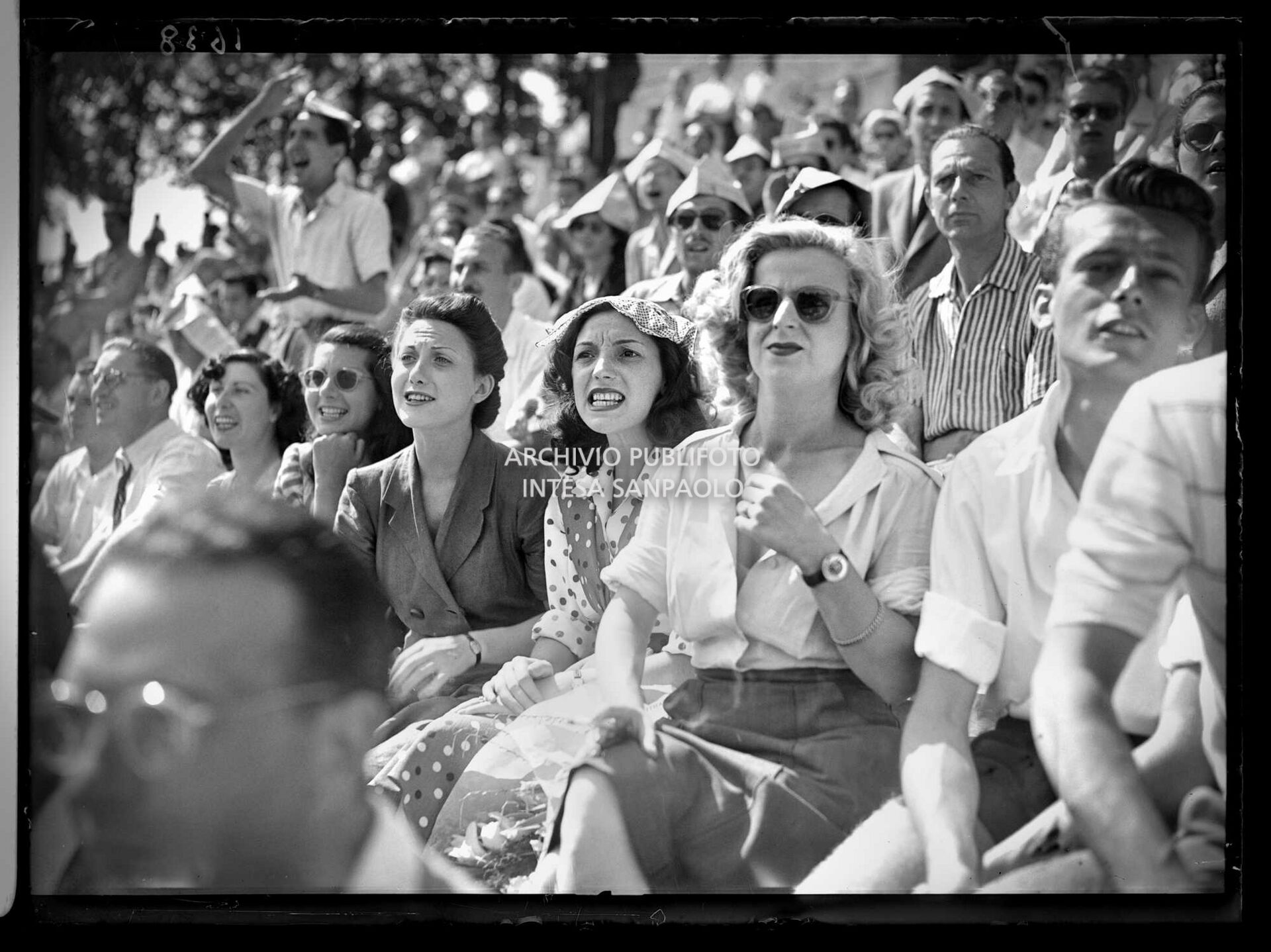 L'attrice Laura Adani (al centro con gli occhiali da sole) tra il pubblico alla partita di calcio tra attori della prosa e artisti del varietà all'Arena di Milano