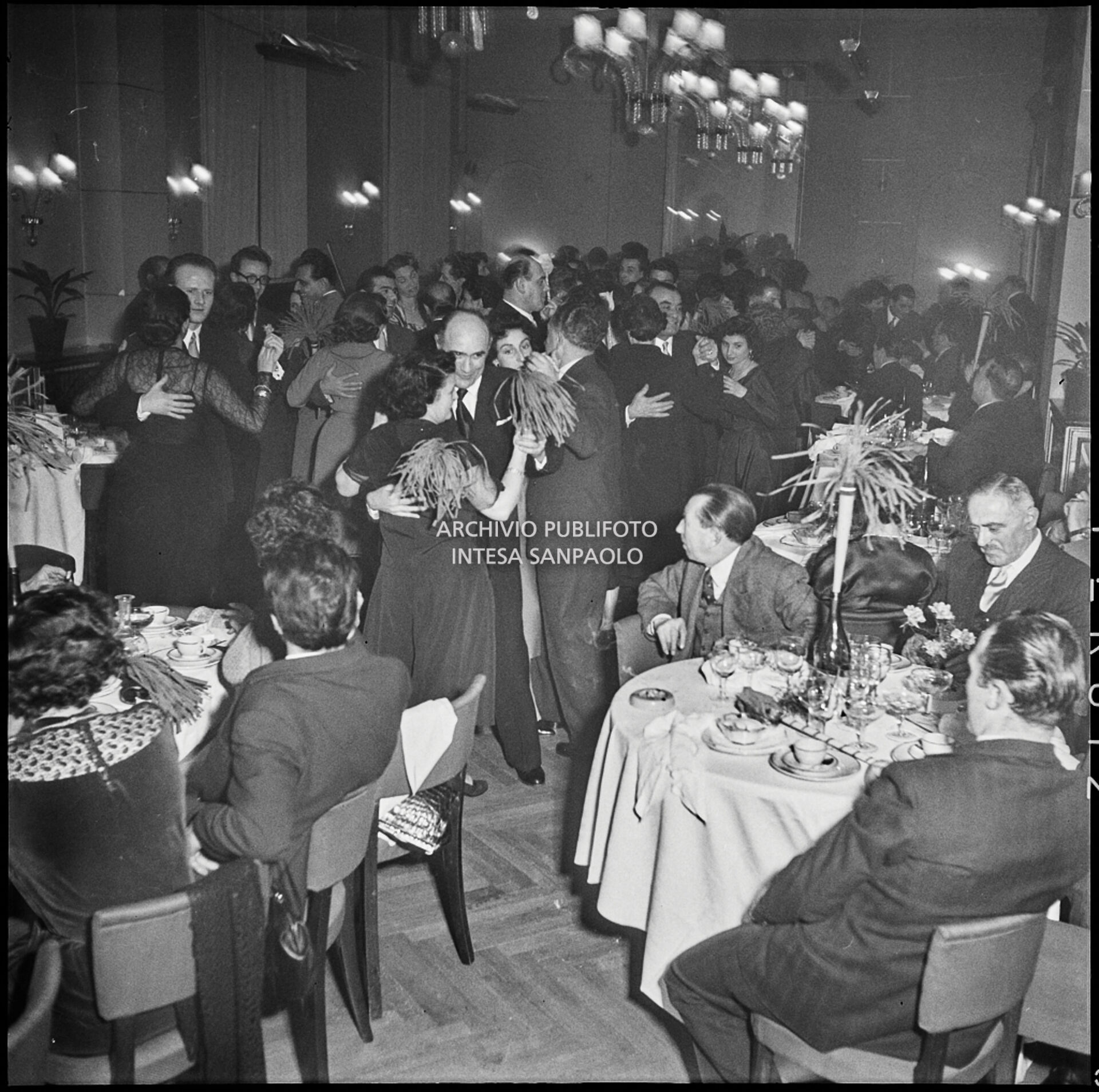 Interno della sala ristorante milanese Tantalo durante una festa