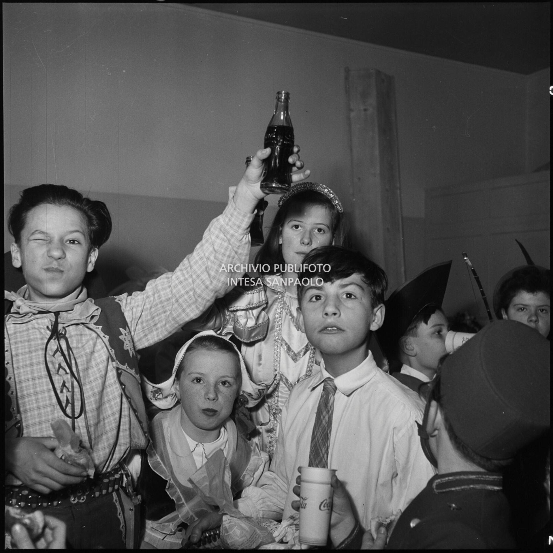 Bambini in maschera durante una festa di carnevale