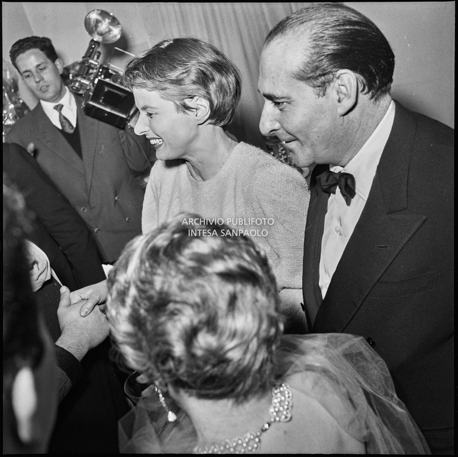 Ingrid Bergman in costume di scena, al Teatro alla Scala, con il regista (e marito) Roberto Rossellini, in occasione della prima rappresentazione di "Giovanna d'Arco al rogo" di Arthur Honegger