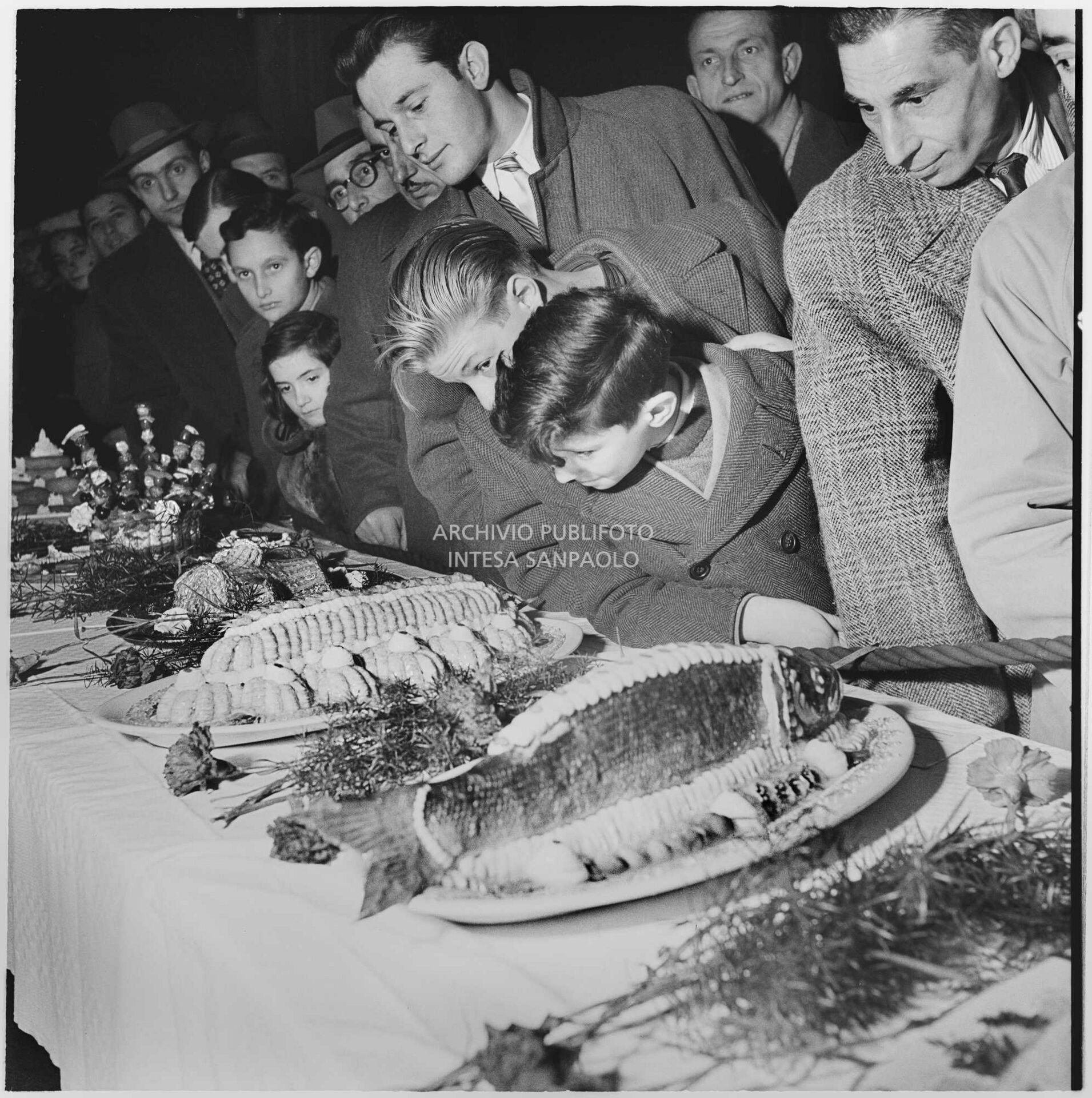 Due ragazzini ammirano rapiti i piatti in esposizione a una mostra di gastronomia a Milano