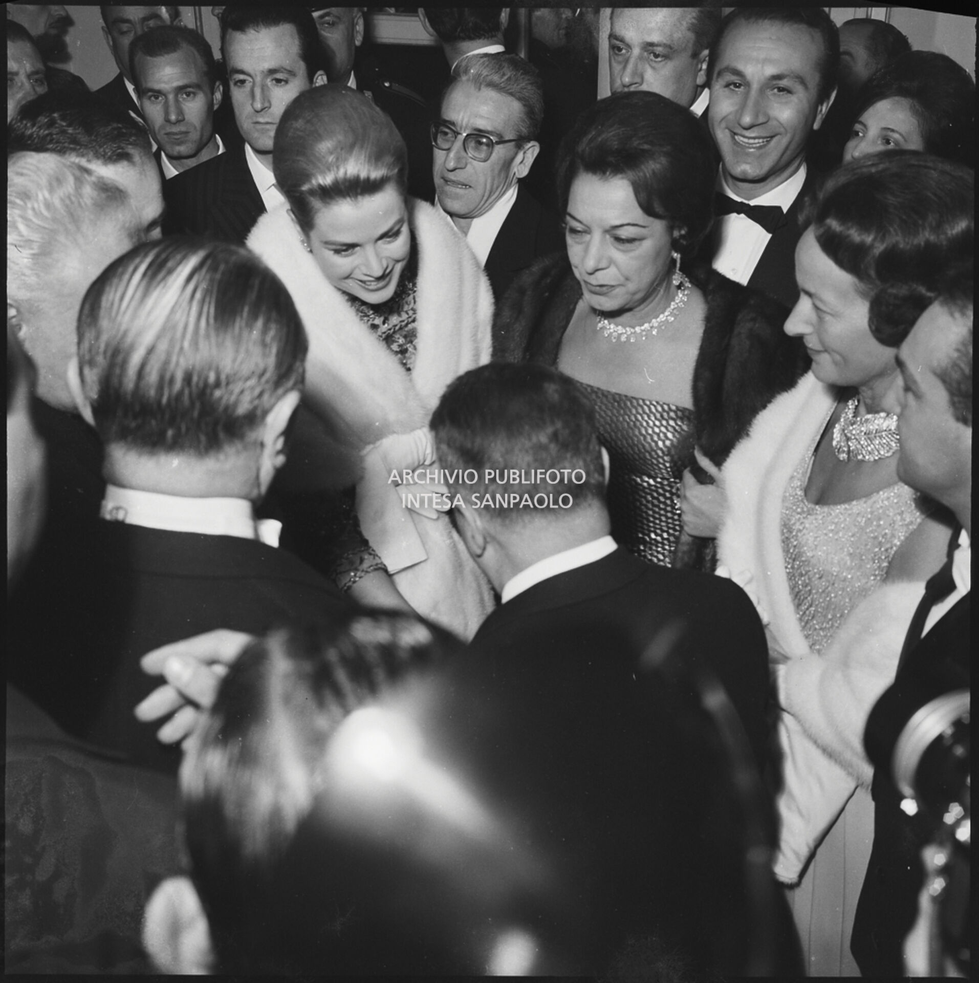 Grace Kelly, circondata dagli ammiratori, alla serata inaugurale della stagione lirica 1960-1961 del Teatro alla Scala con l'opera "Poliuto" di Gaetano Donizetti, diretta da Antonino Votto, con la regia di Herbert Graf