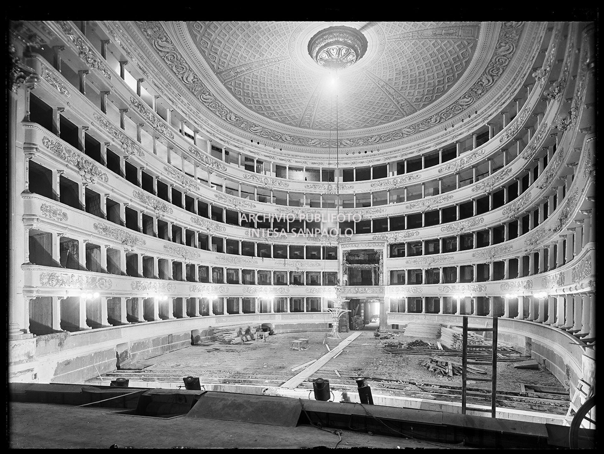 Ripresa dal palcoscenico della sala del Teatro alla Scala, durante i lavori di ricostruzione dopo i bombardamenti che lo avevano gravemente danneggiato