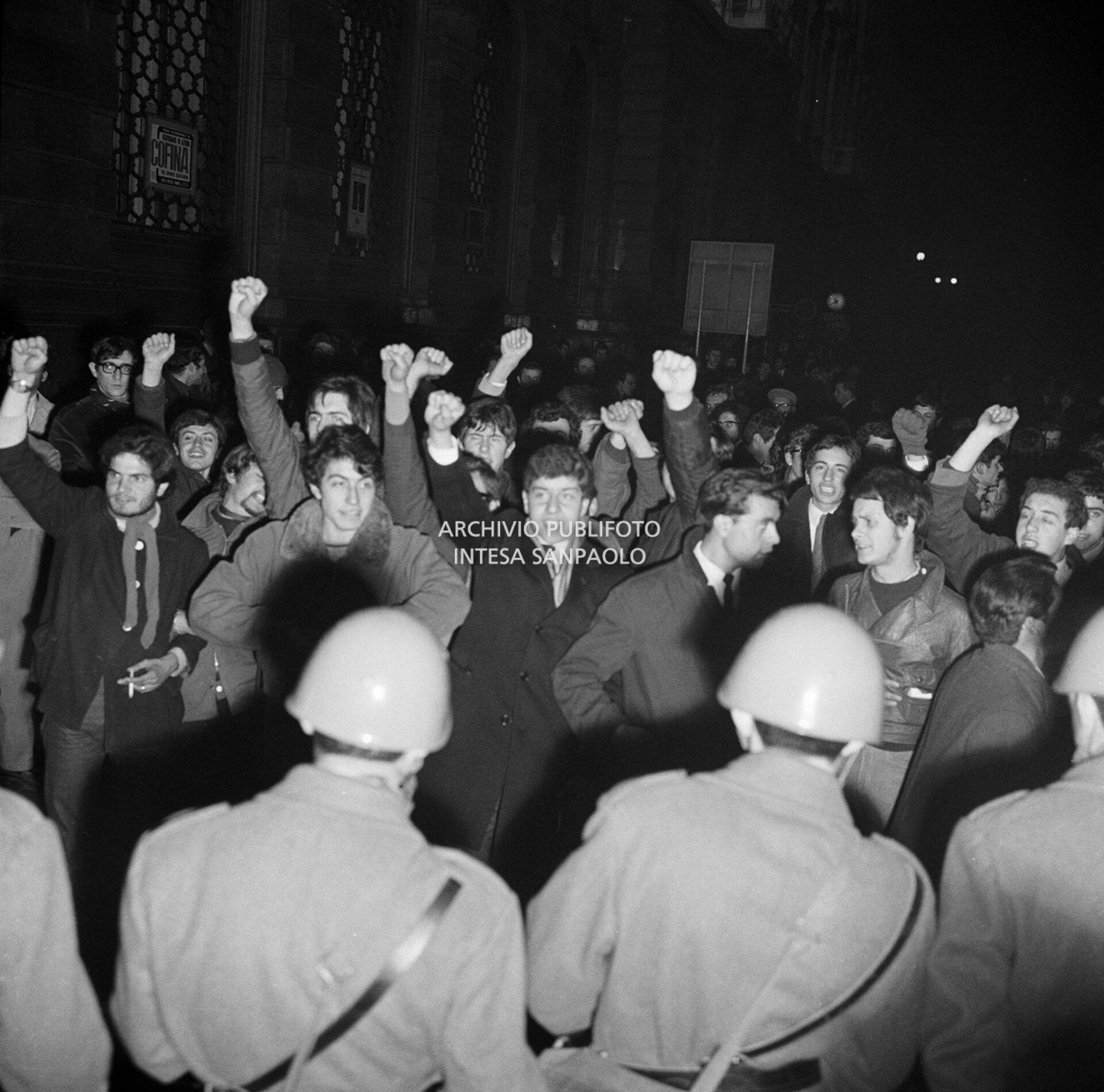 Contestatori del Movimento studentesco, con il pugno alzato, fuori dal Teatro alla Scala la sera dell'inaugurazione della stagione lirica 1968-1969, nel corso della quale lanciarono uova e vernice contro il pubblico in entrata