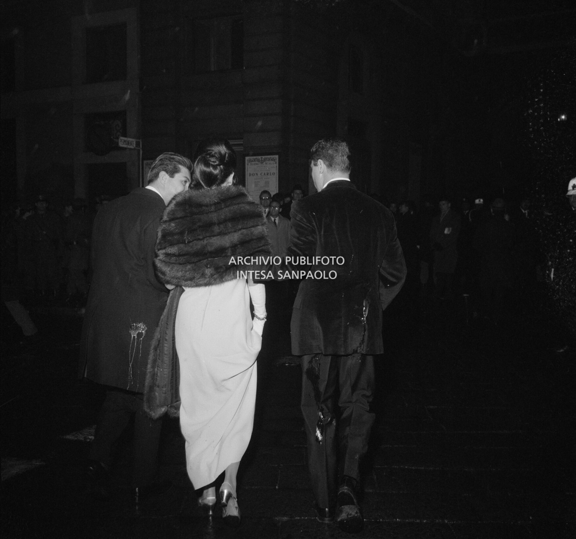 Spettatori in abito da sera, imbrattato di uova lanciate dai contestatori del Movimento studentesco, fuori dal Teatro alla Scala la sera dell'inaugurazione della stagione lirica 1968-1969