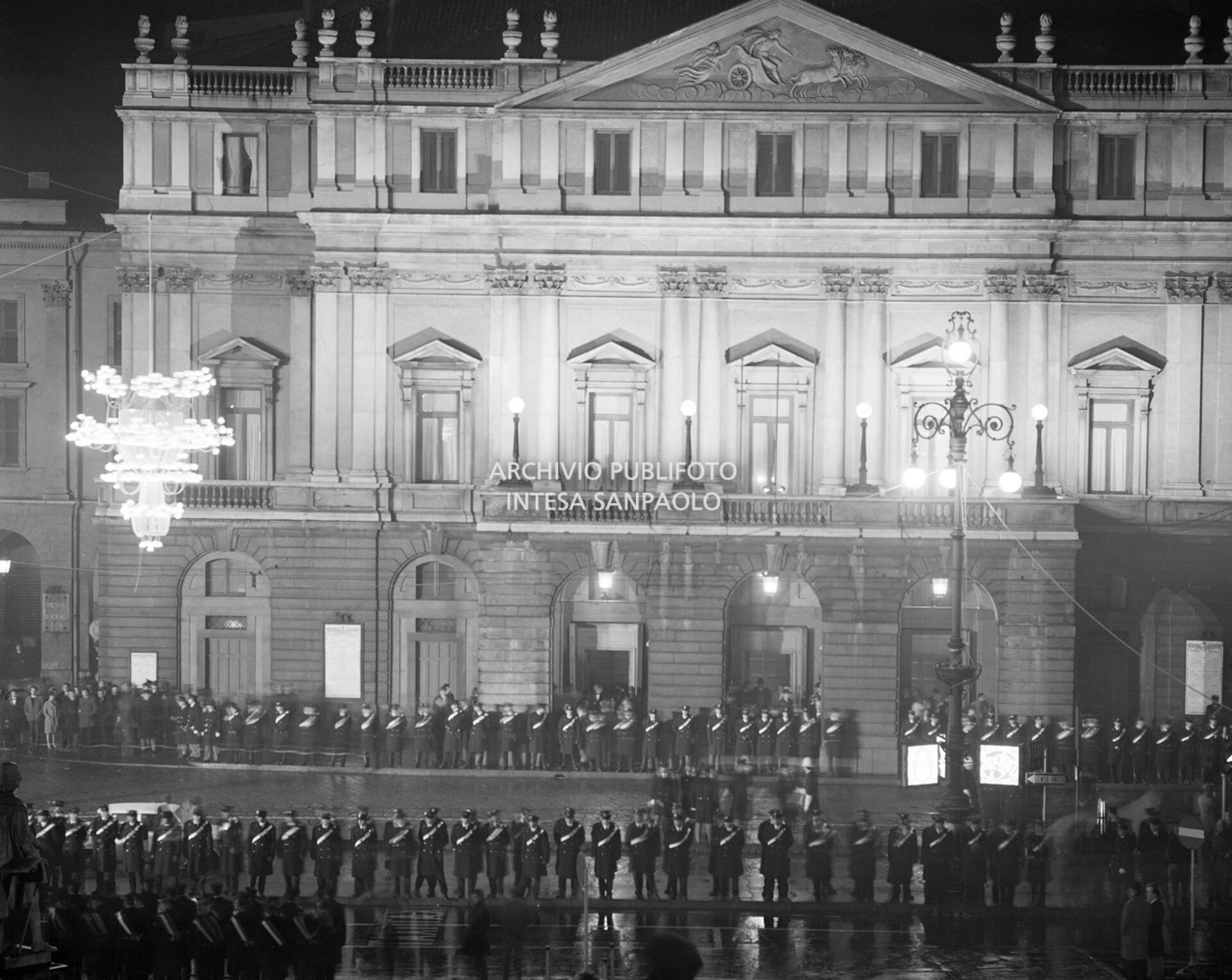 Imponente spiegamento di forze dell'ordine presidia il Teatro alla Scala la sera dell'inaugurazione della stagione lirica 1968-1969